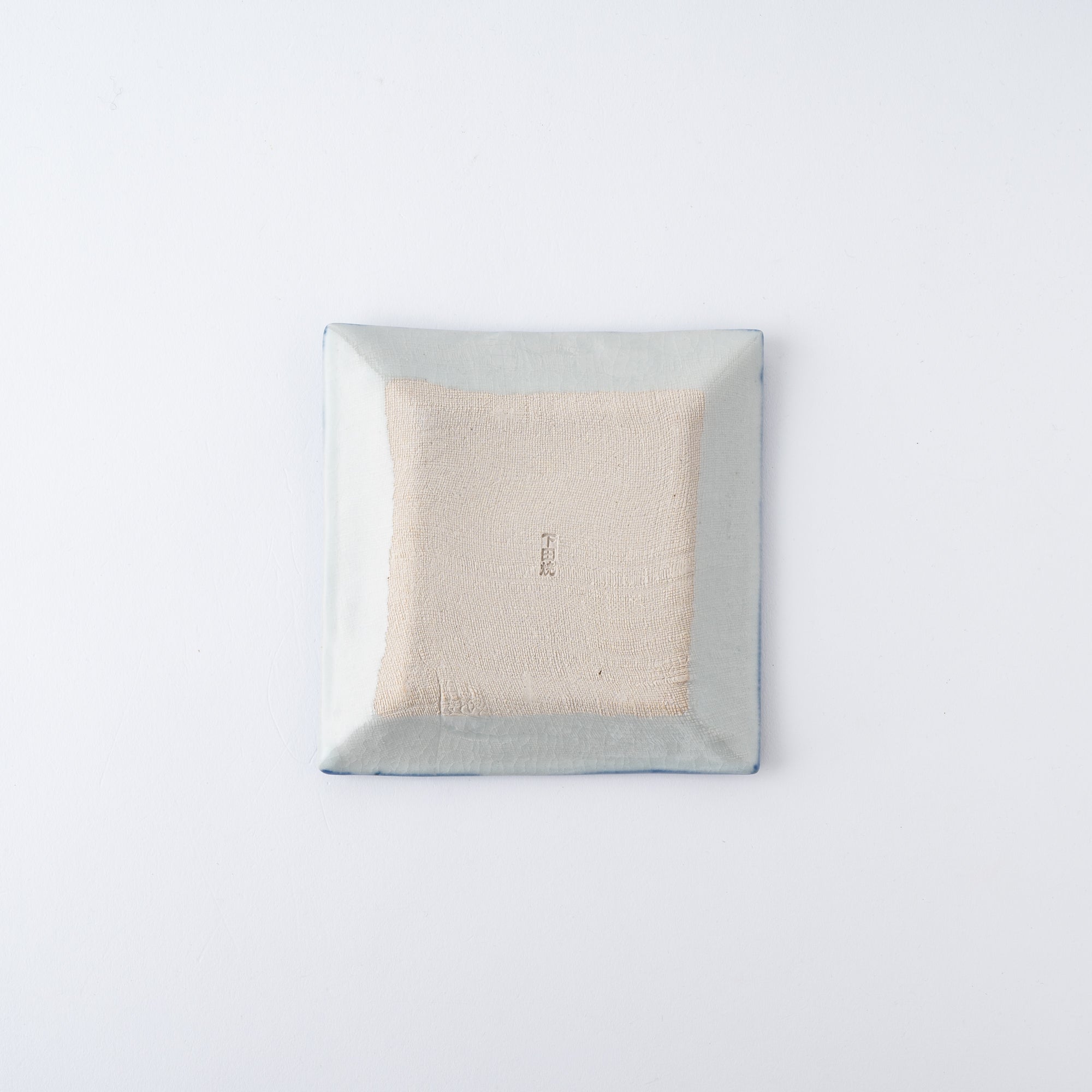 Quadratischer Beilagenteller mit blauem Pinselrand