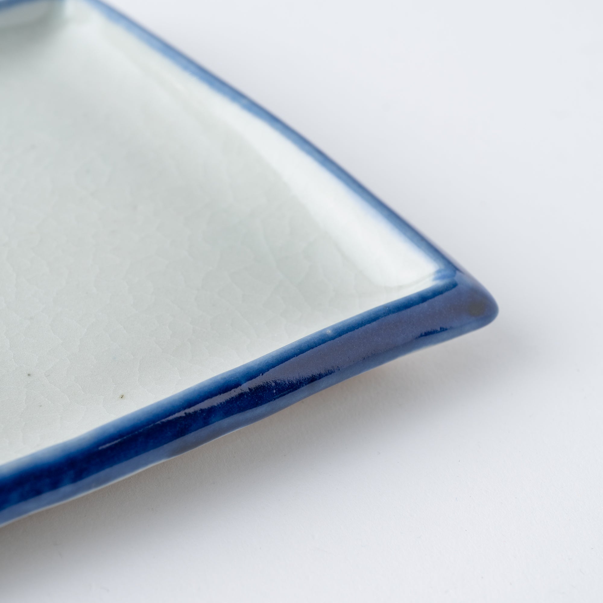 Rechteckiger Speiseteller mit blauem Pinselrand