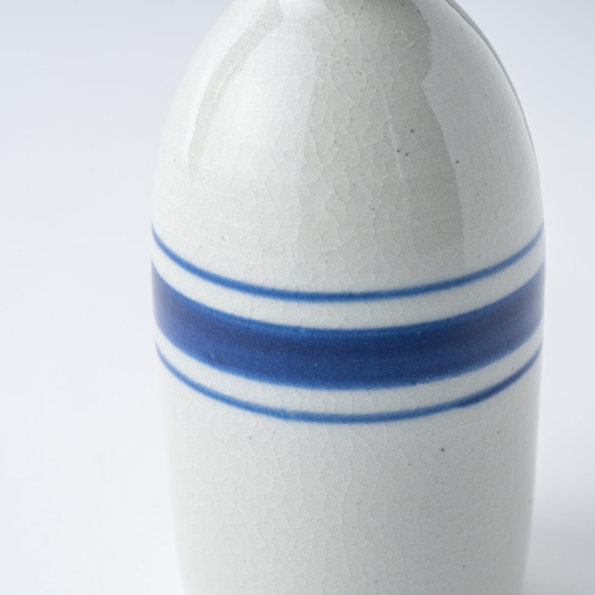 Sake-Karaffe mit blauem Pinselrand