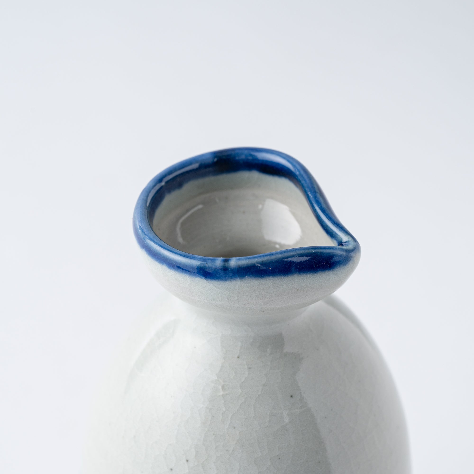 Sake-Karaffe mit blauem Pinselrand
