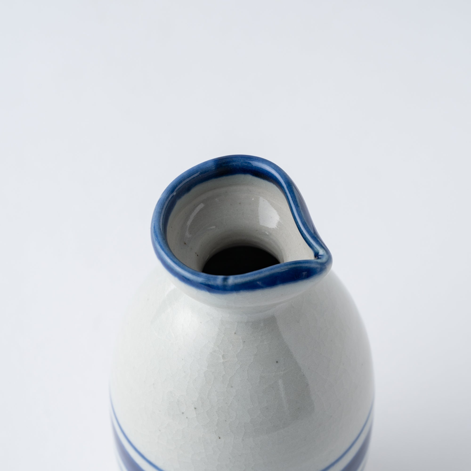 Sake-Karaffe mit blauem Pinselrand