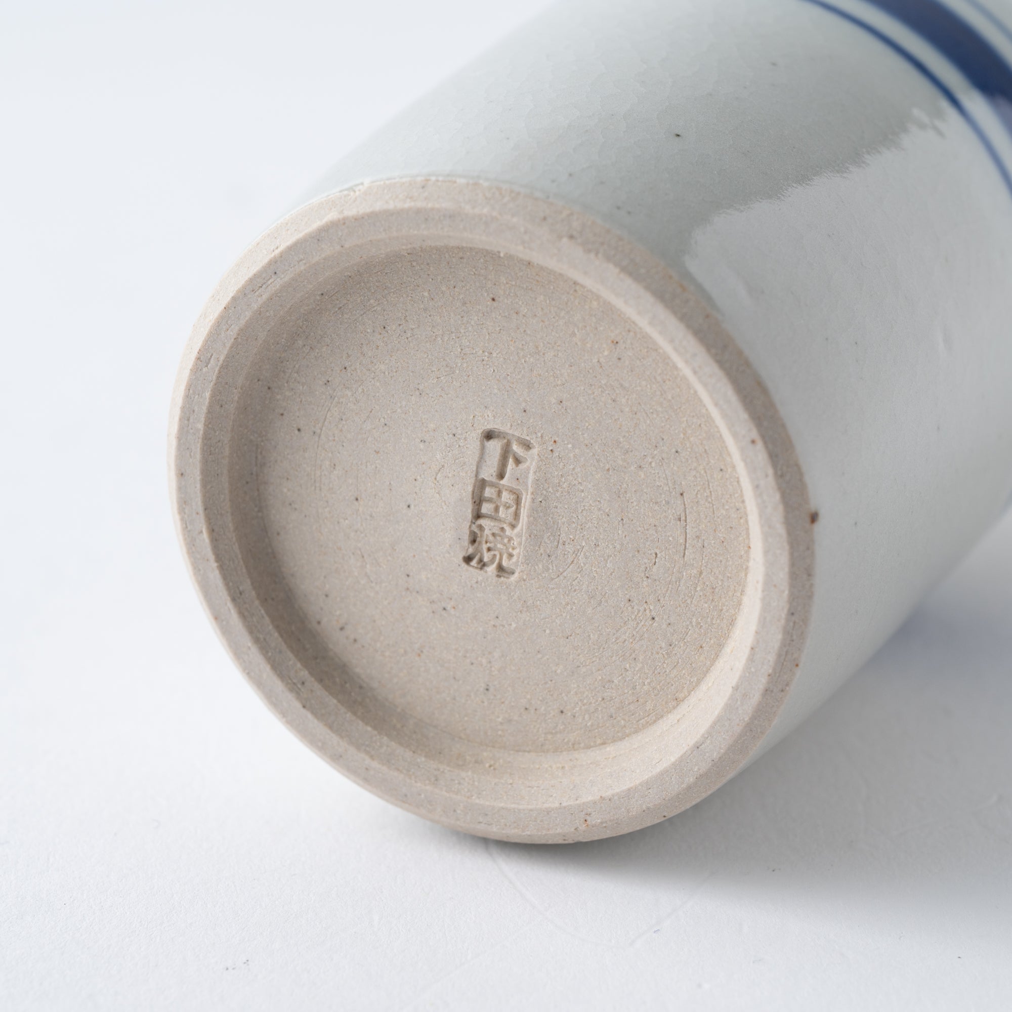 Sake-Karaffe mit blauem Pinselrand