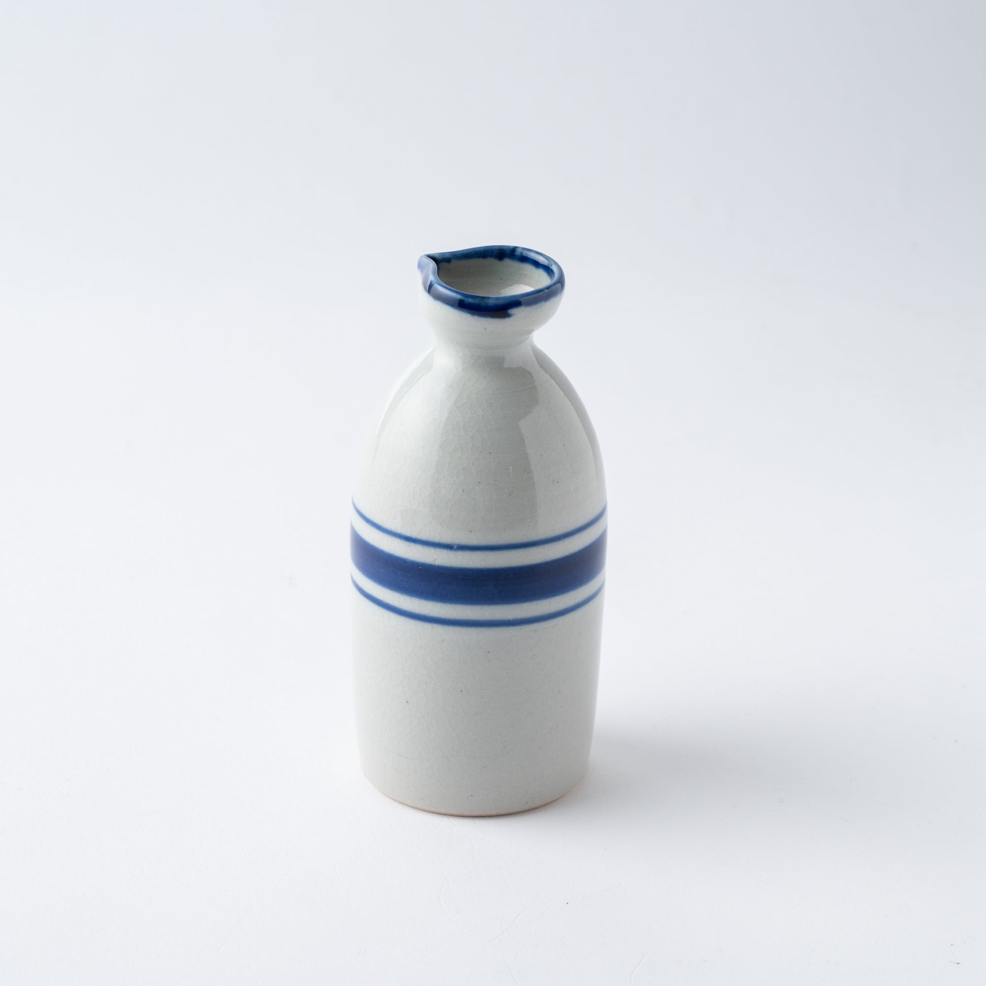 Sake-Karaffe mit blauem Pinselrand
