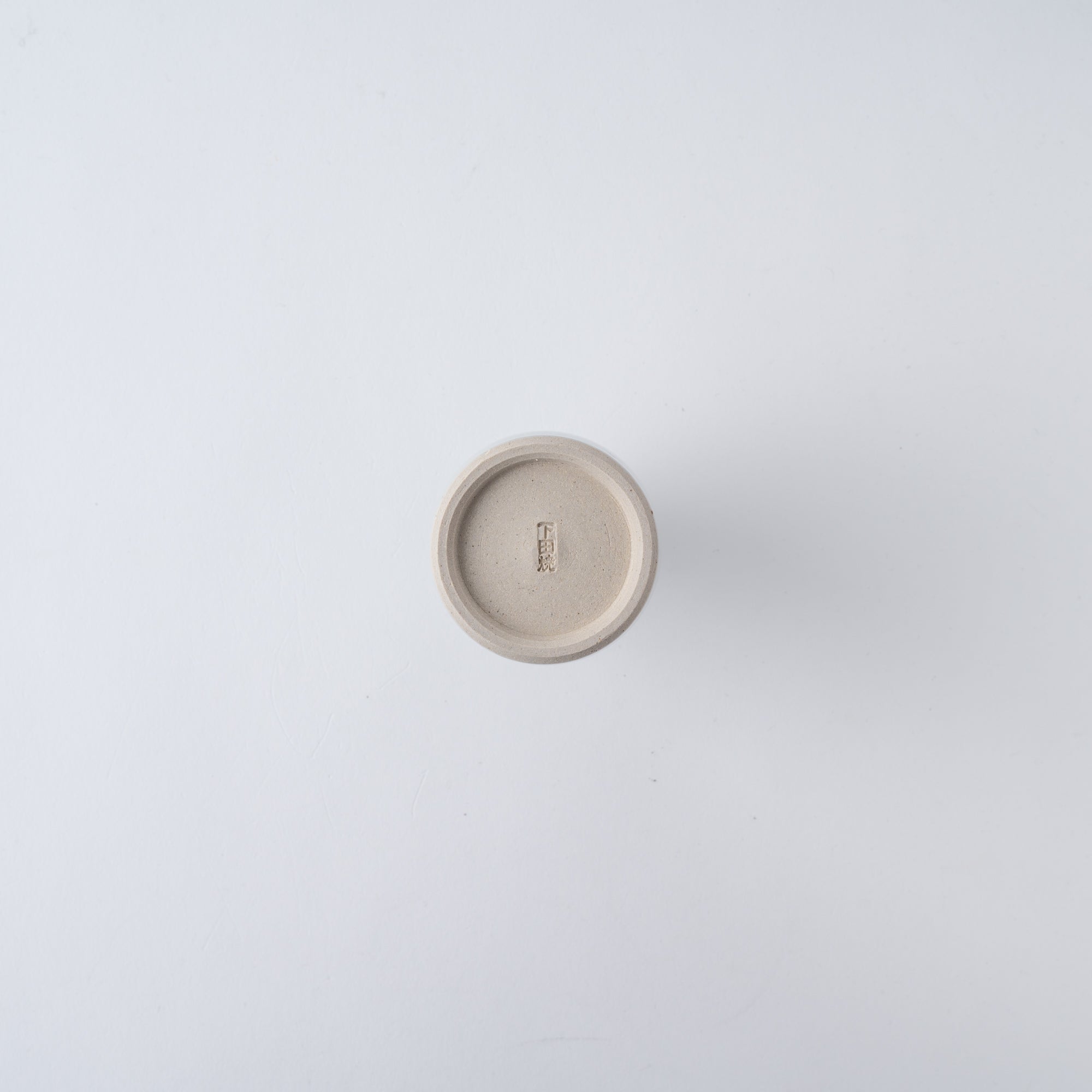 Sake-Karaffe mit blauem Pinselrand