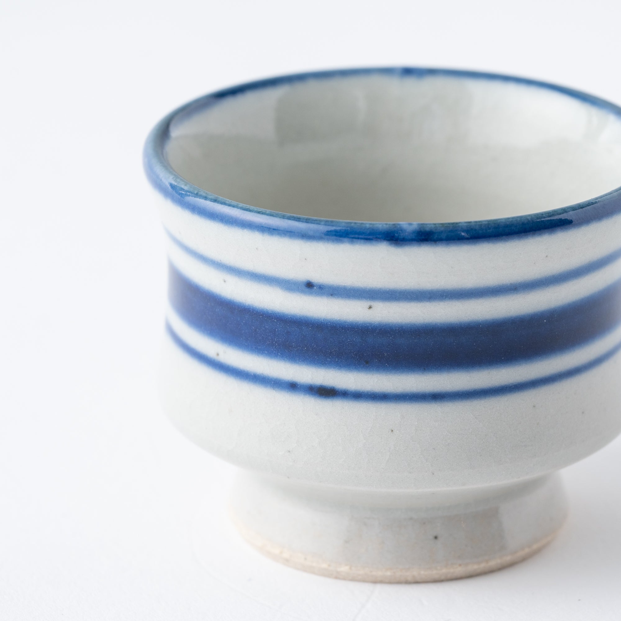Guinomi-Sake-Becher mit blauem Pinselrand