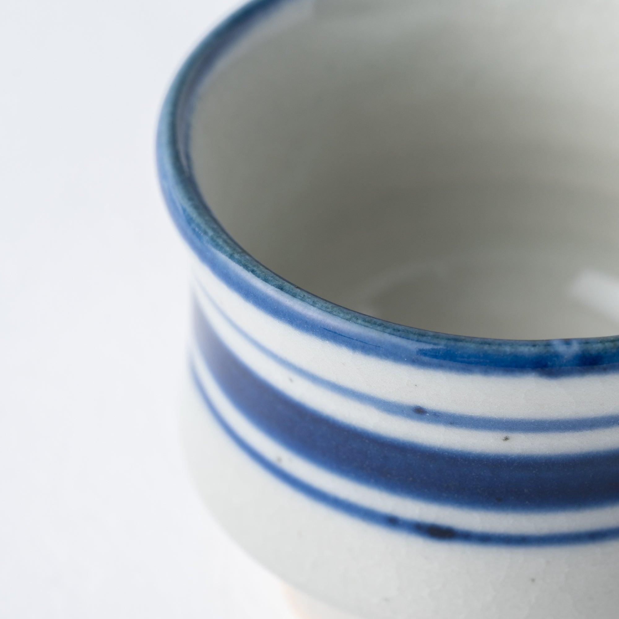 Guinomi-Sake-Becher mit blauem Pinselrand