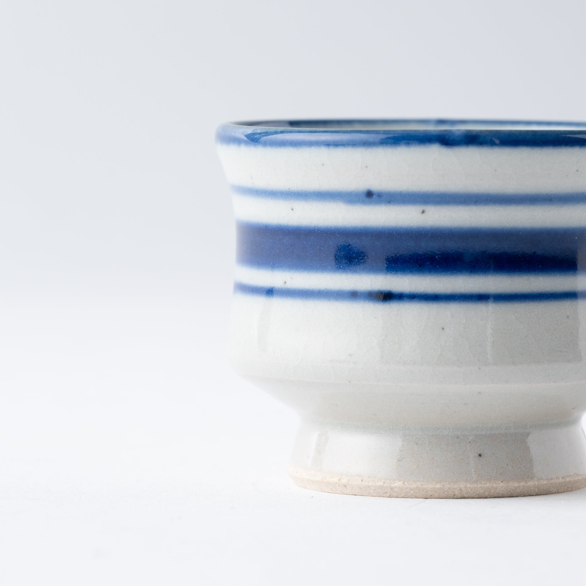 Guinomi-Sake-Becher mit blauem Pinselrand