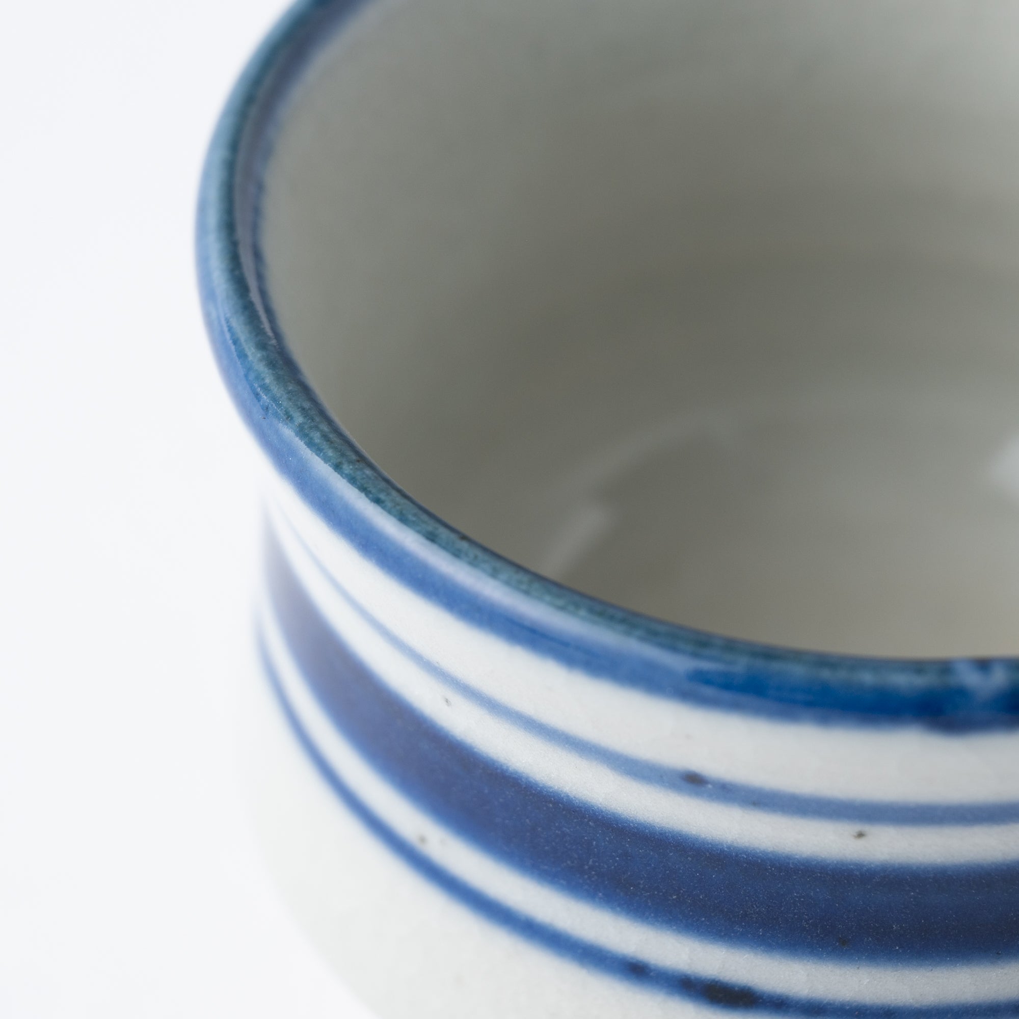Guinomi-Sake-Becher mit blauem Pinselrand