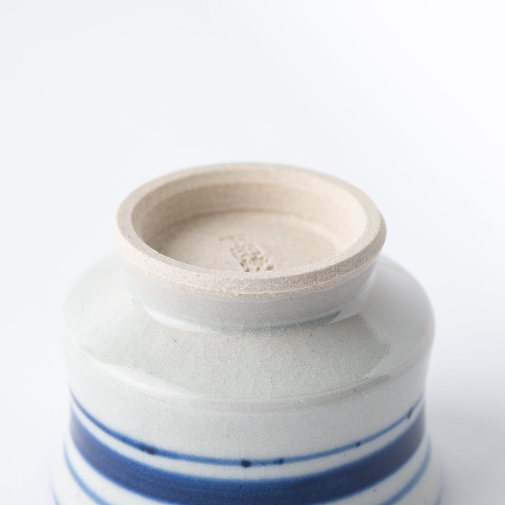 Guinomi-Sake-Becher mit blauem Pinselrand