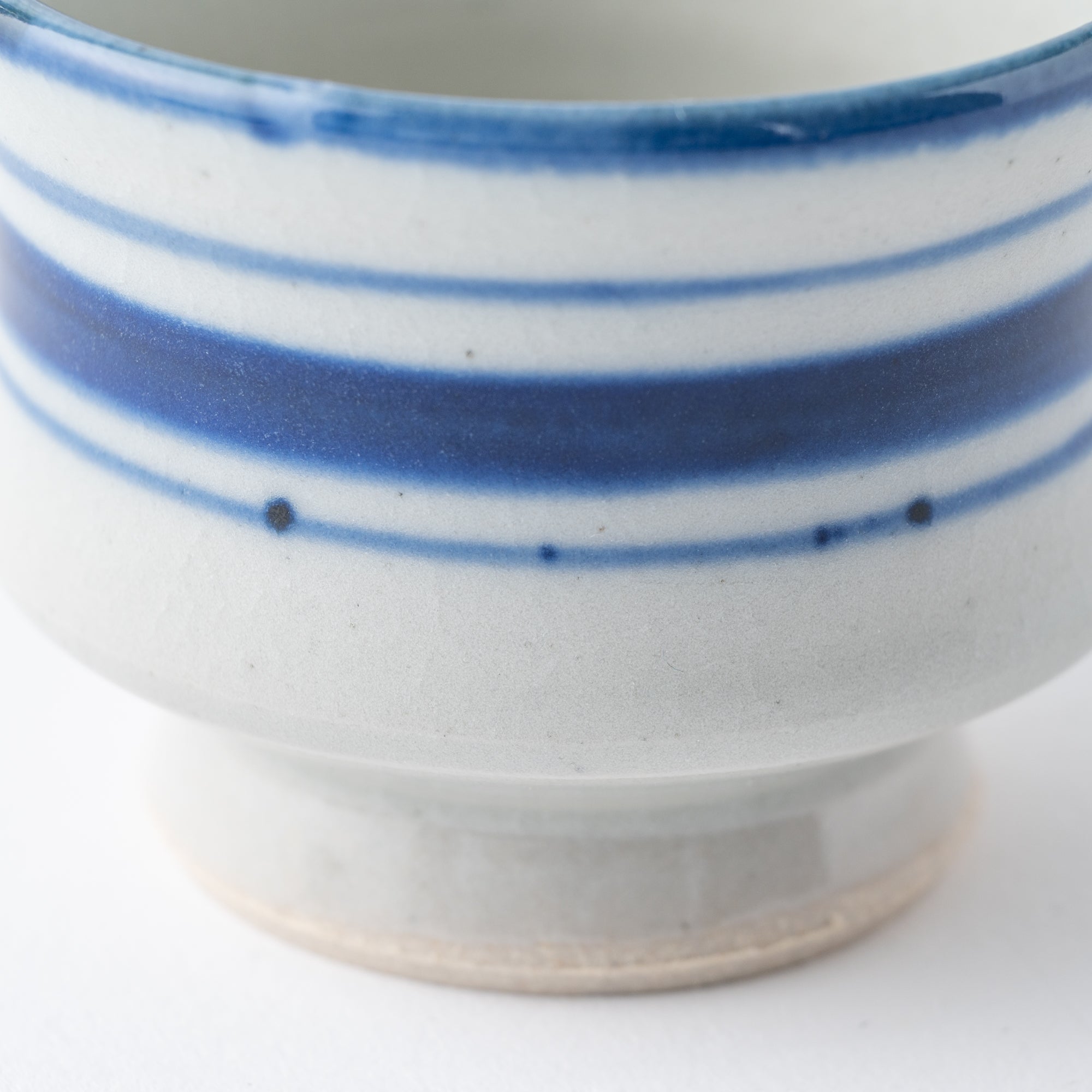 Guinomi-Sake-Becher mit blauem Pinselrand