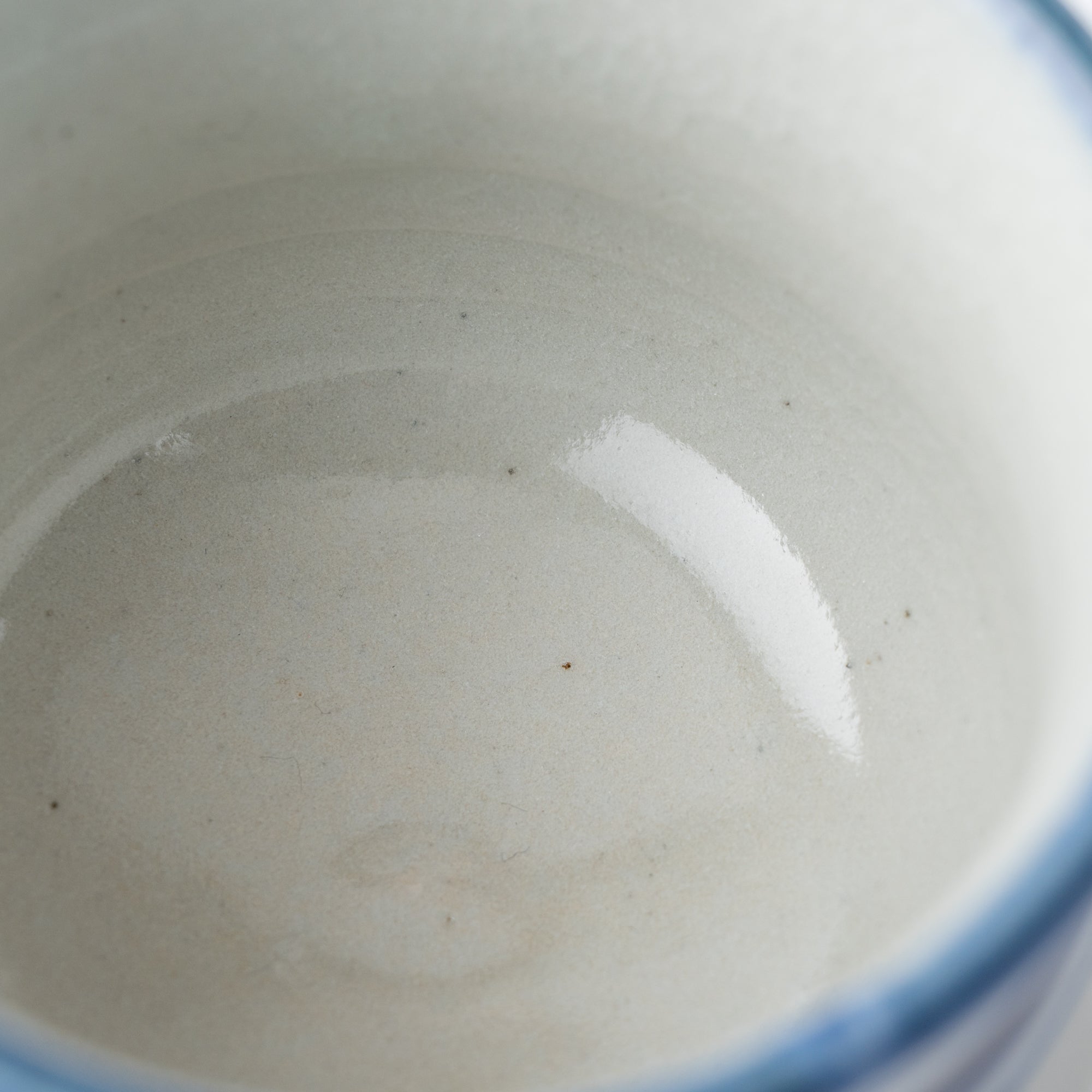 Guinomi-Sake-Becher mit blauem Pinselrand