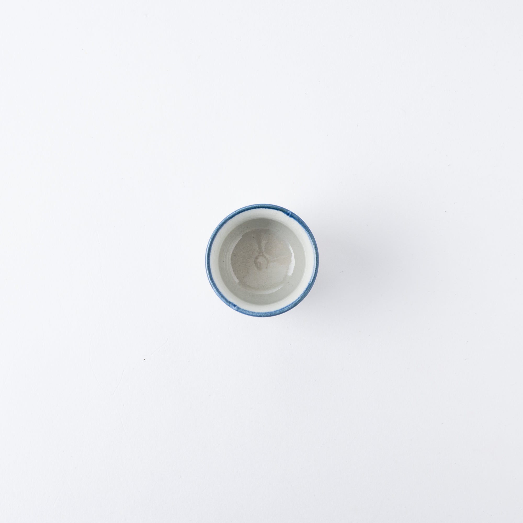 Guinomi-Sake-Becher mit blauem Pinselrand