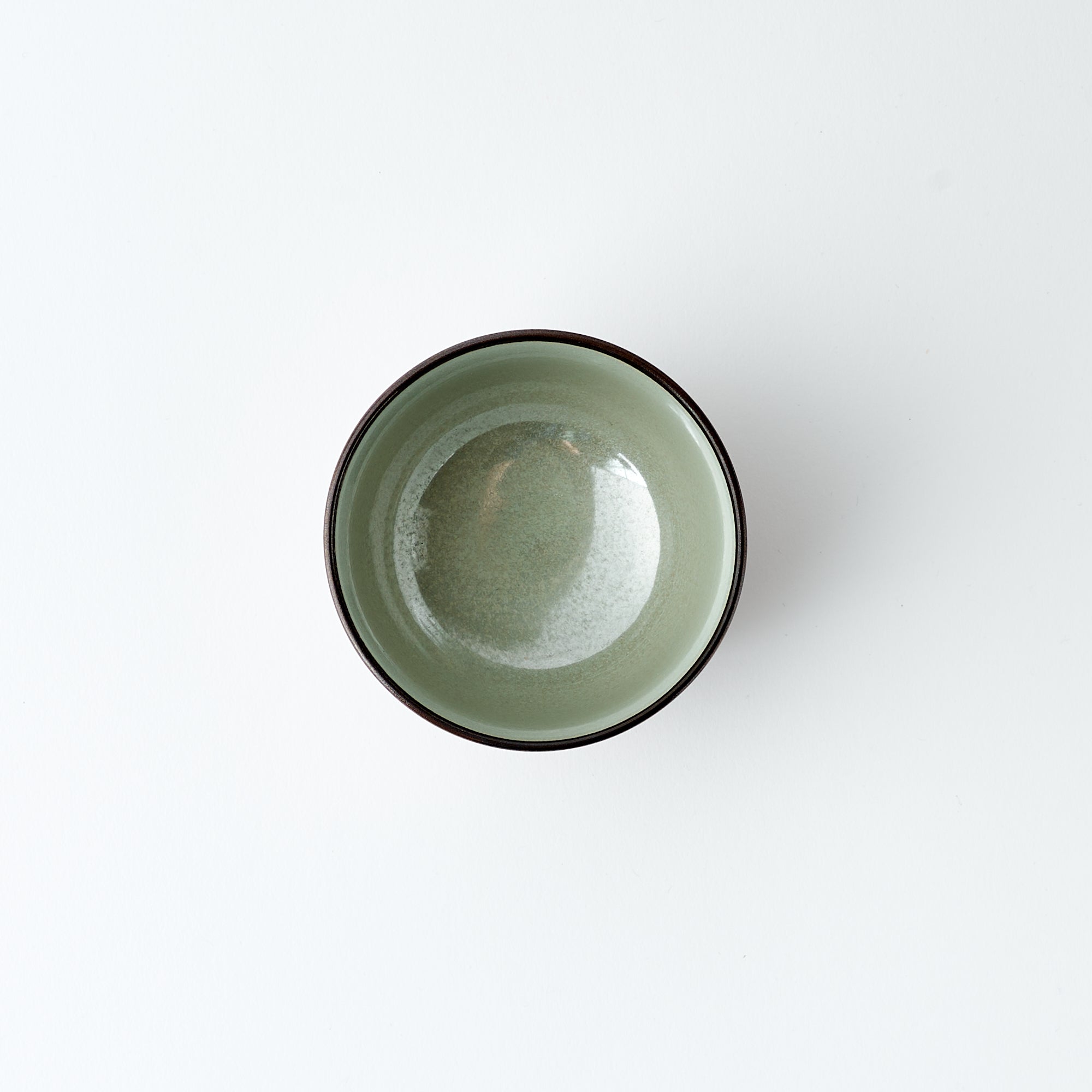 Taza de té japonesa esmaltada con cristales verdes