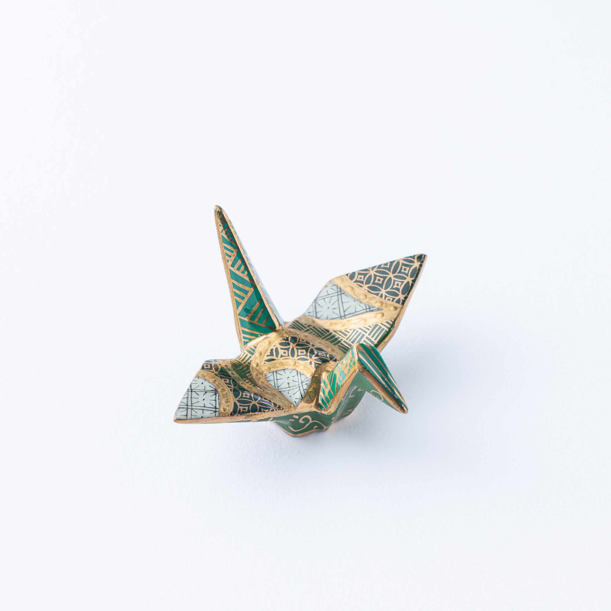 Adorno de Grulla con Patrones Geométricos Verdes