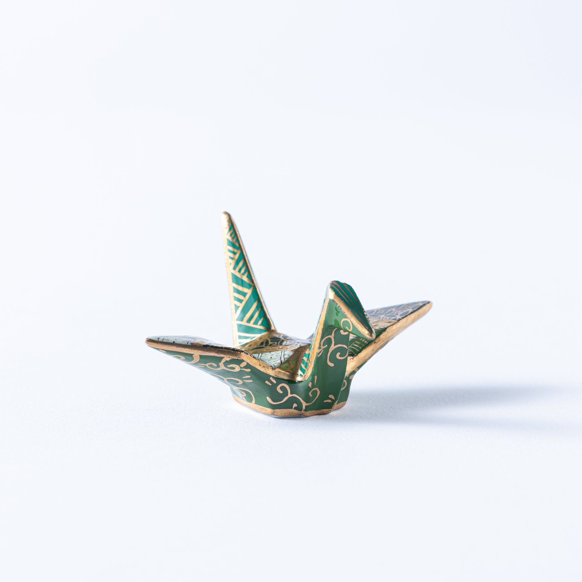 Adorno de Grulla con Patrones Geométricos Verdes