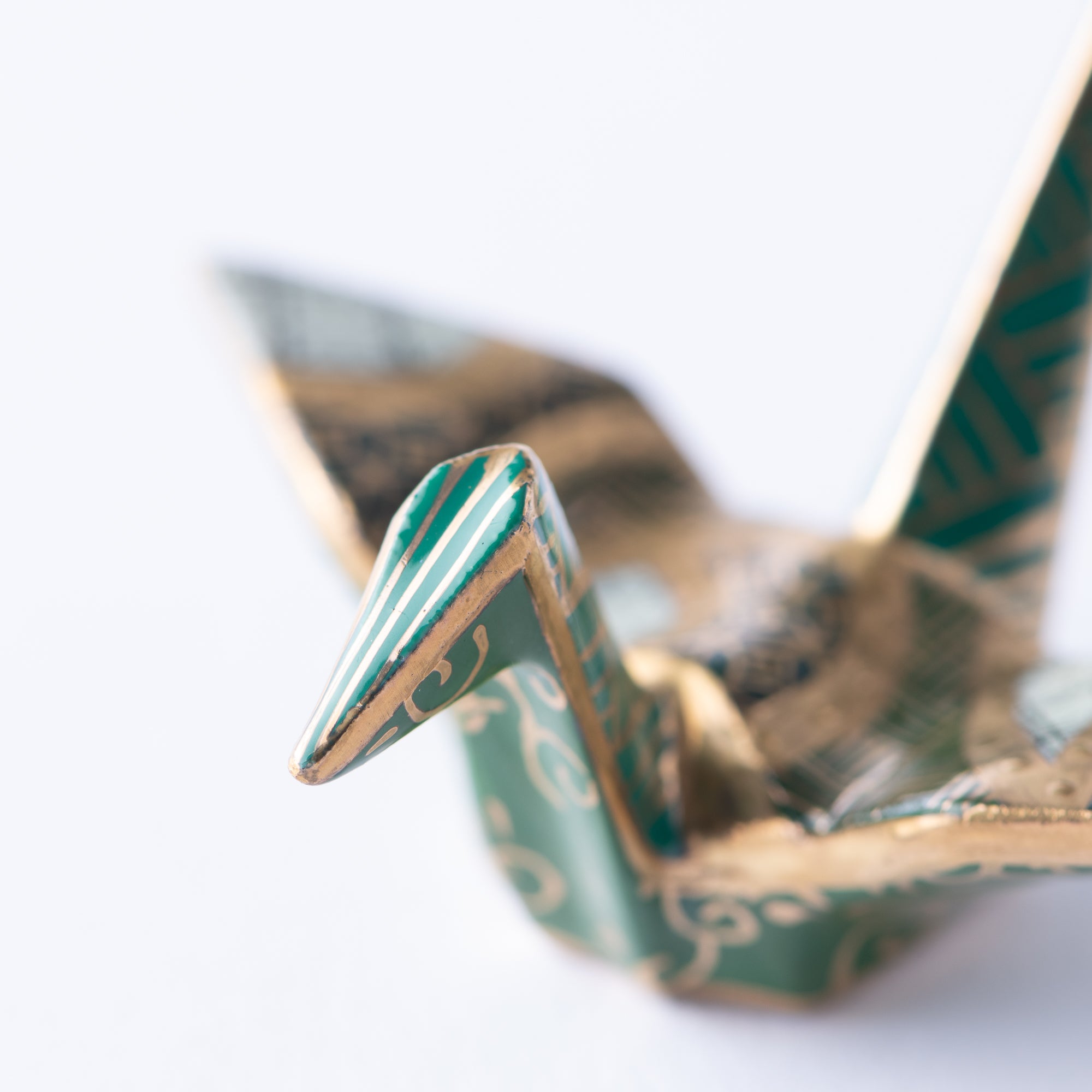 Adorno de Grulla con Patrones Geométricos Verdes