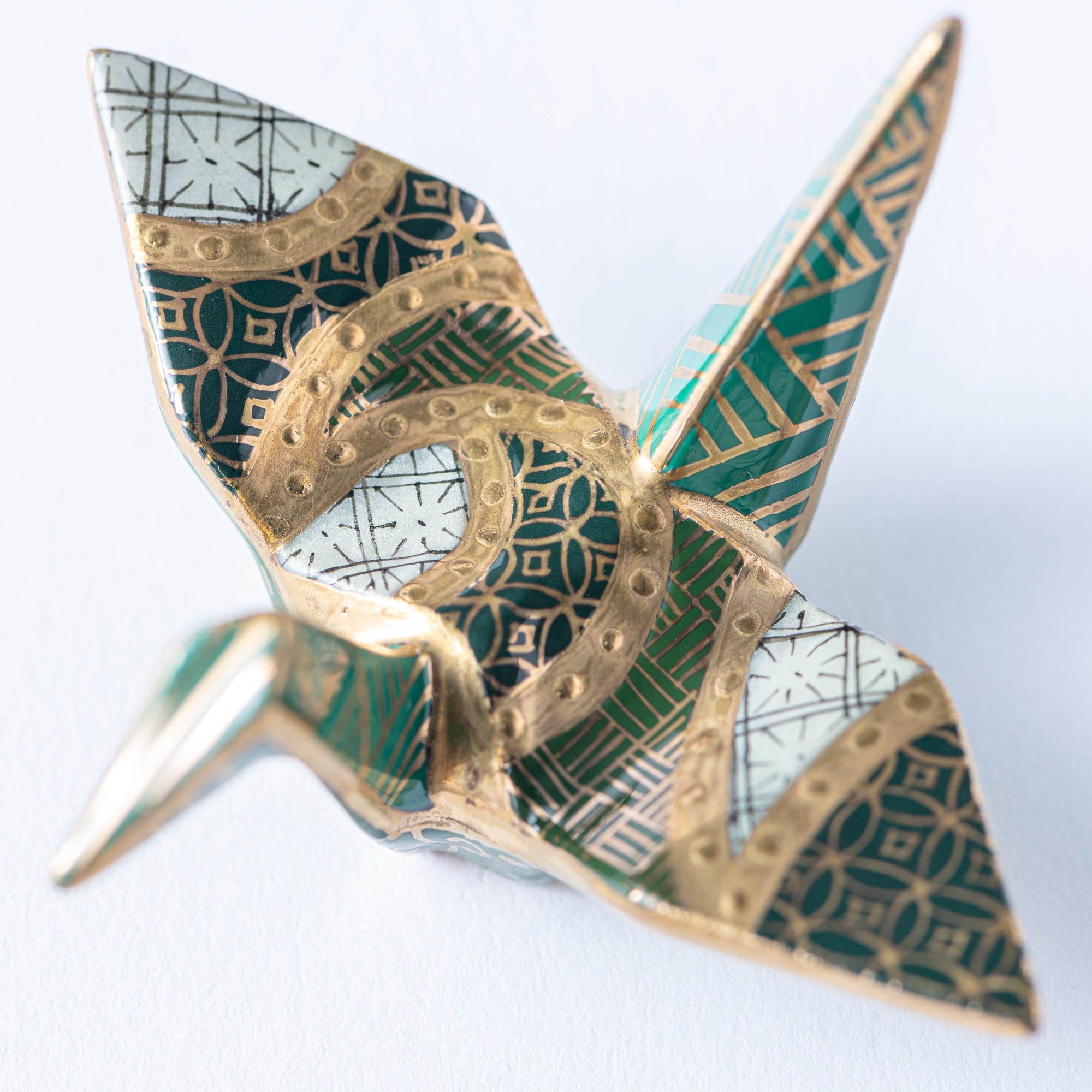 Adorno de Grulla con Patrones Geométricos Verdes