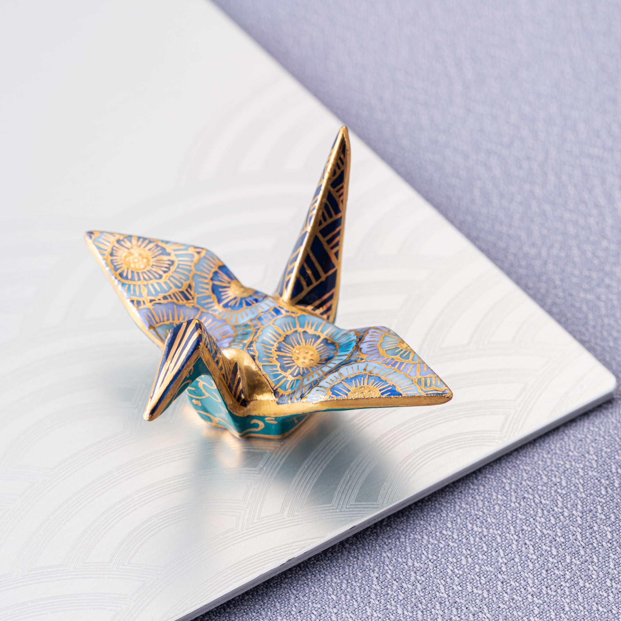 Adorno de Grulla con Flores Azules