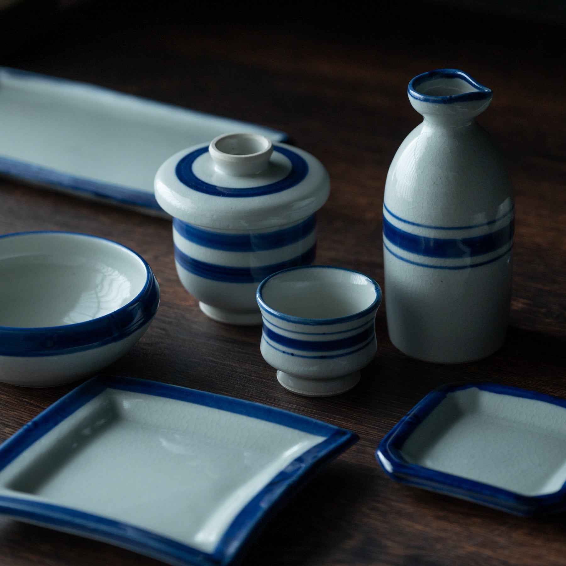 Quadratischer Beilagenteller mit blauem Pinselrand