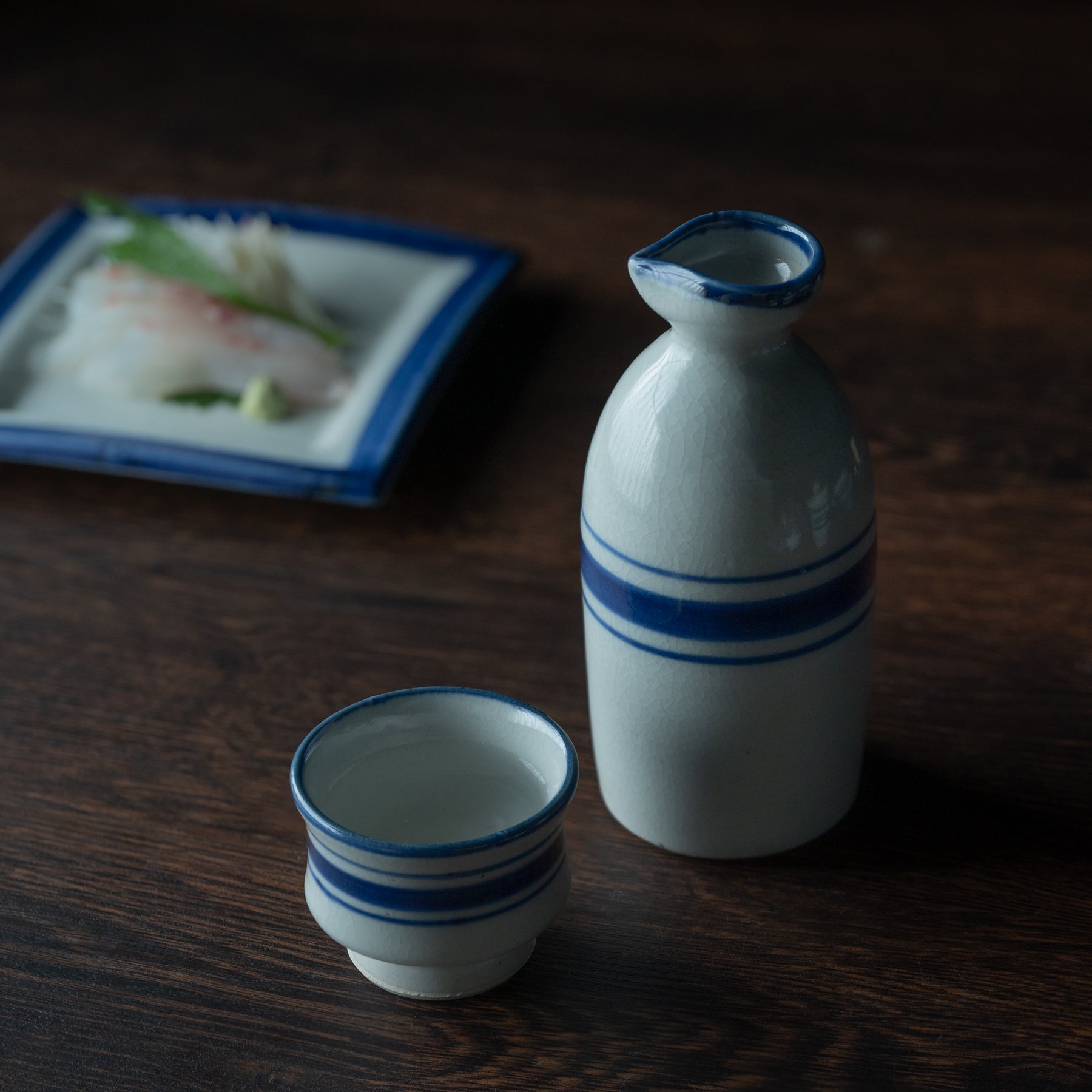 Carafe à saké à bordure bleue au pinceau