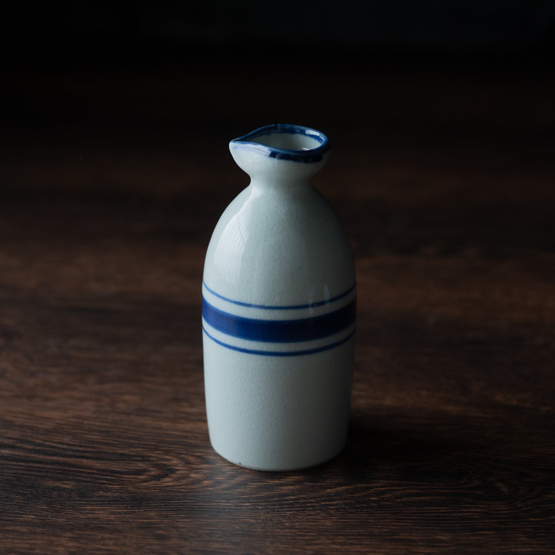 Carafe à saké à bordure bleue au pinceau