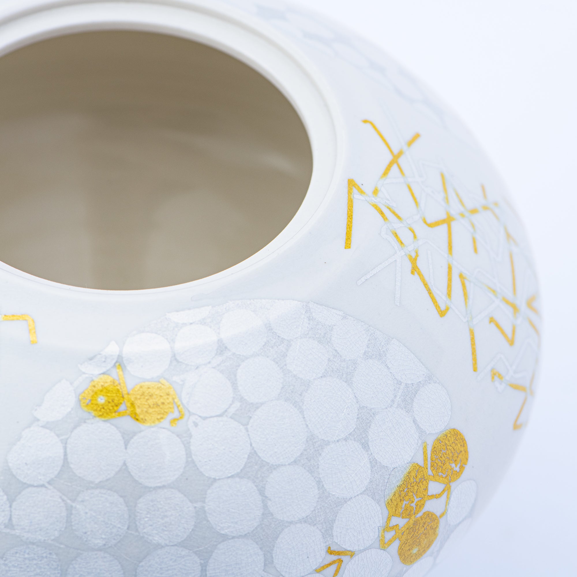 Yuri-Ginsai White Silver Circular Pattern Lidded Vase