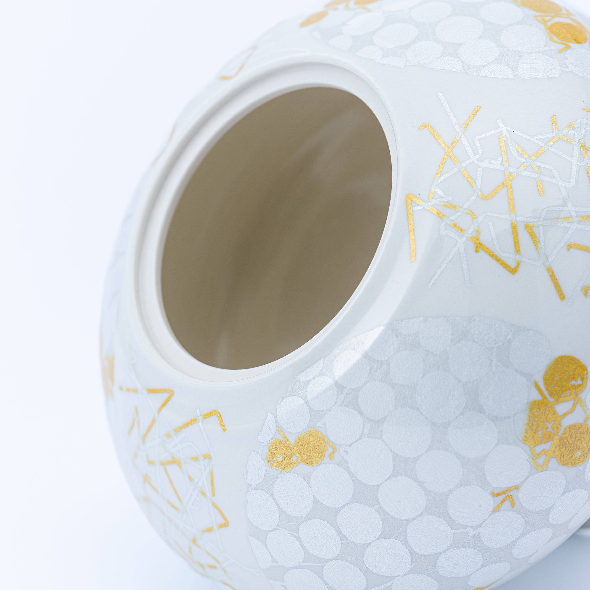 Yuri-Ginsai White Silver Circular Pattern Lidded Vase