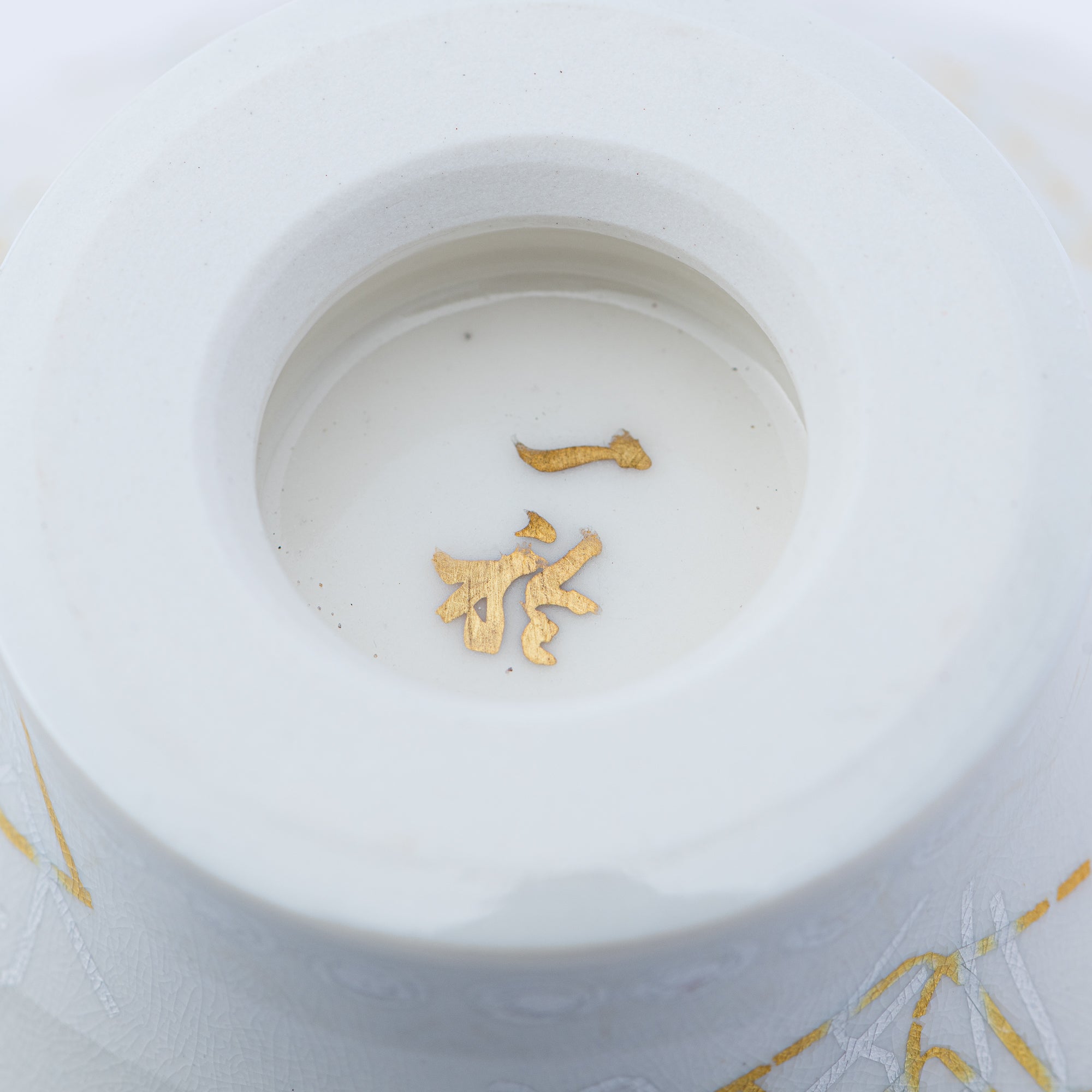 Yuri-Ginsai White Silver Circular Pattern Lidded Vase