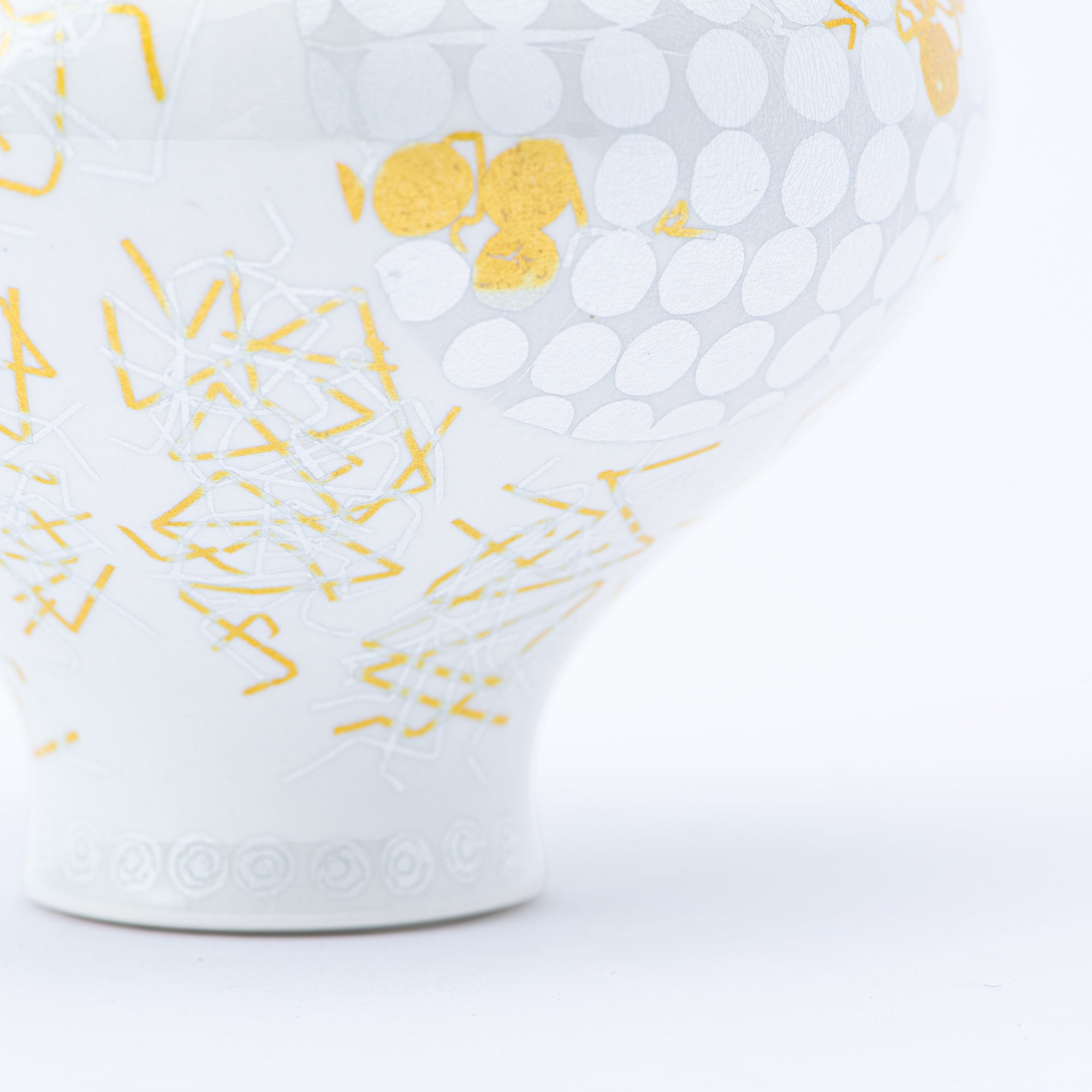 Yuri-Ginsai White Silver Circular Pattern Lidded Vase