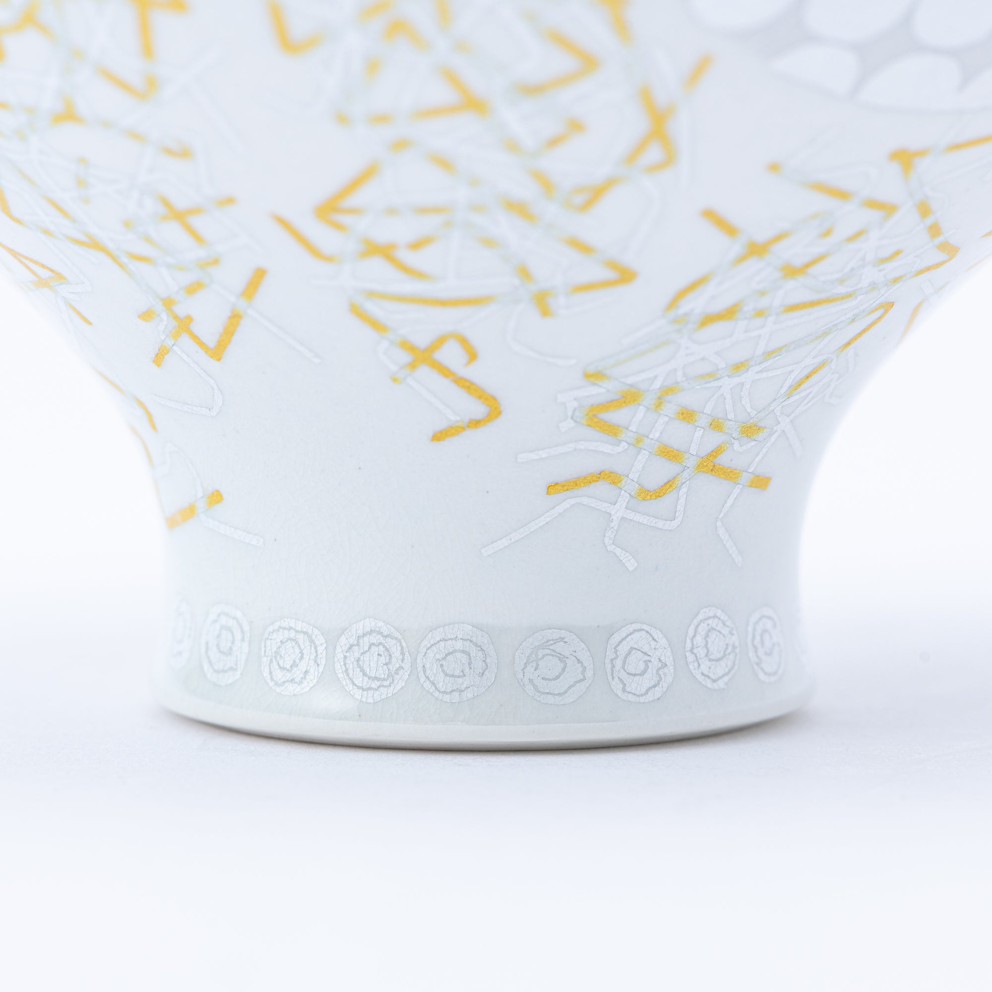 Yuri-Ginsai White Silver Circular Pattern Lidded Vase