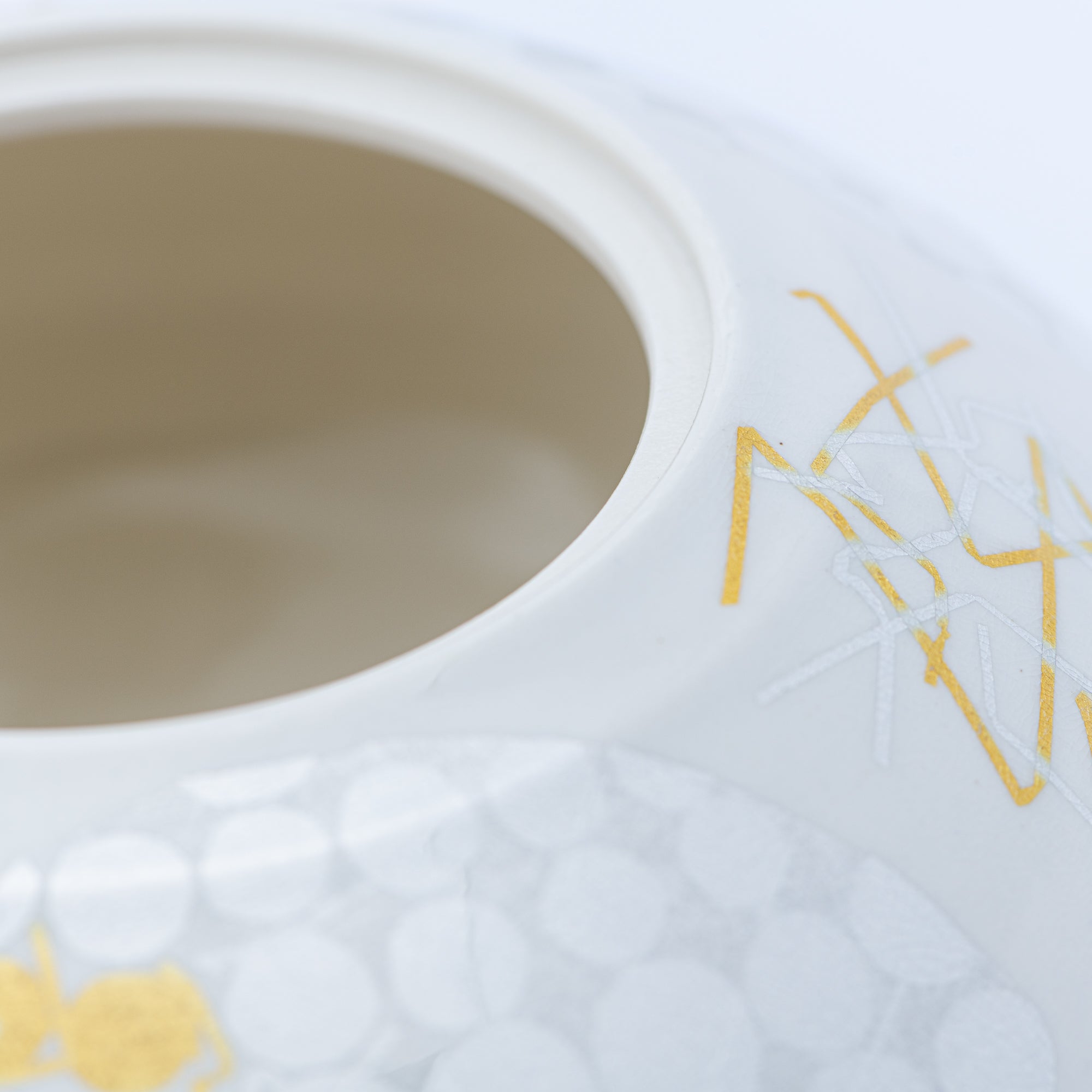 Yuri-Ginsai White Silver Circular Pattern Lidded Vase