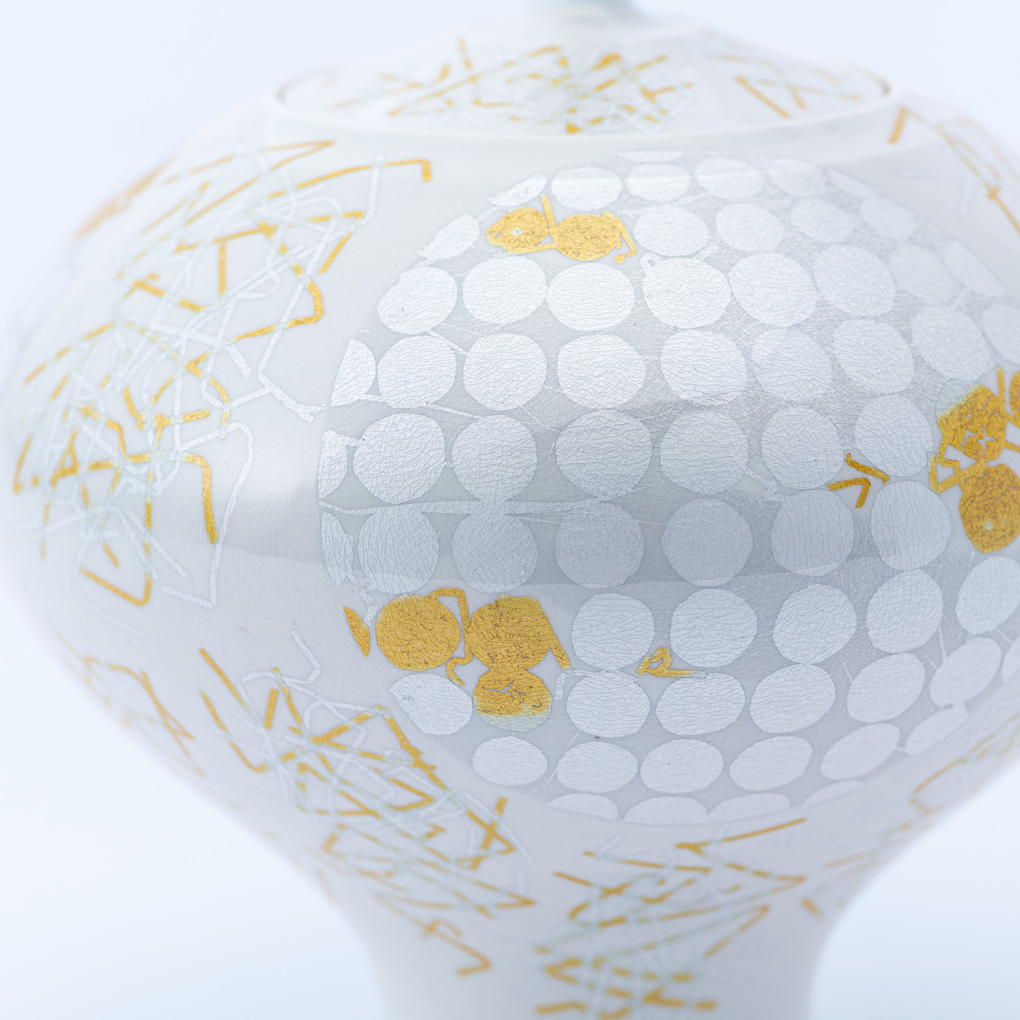 Yuri-Ginsai White Silver Circular Pattern Lidded Vase