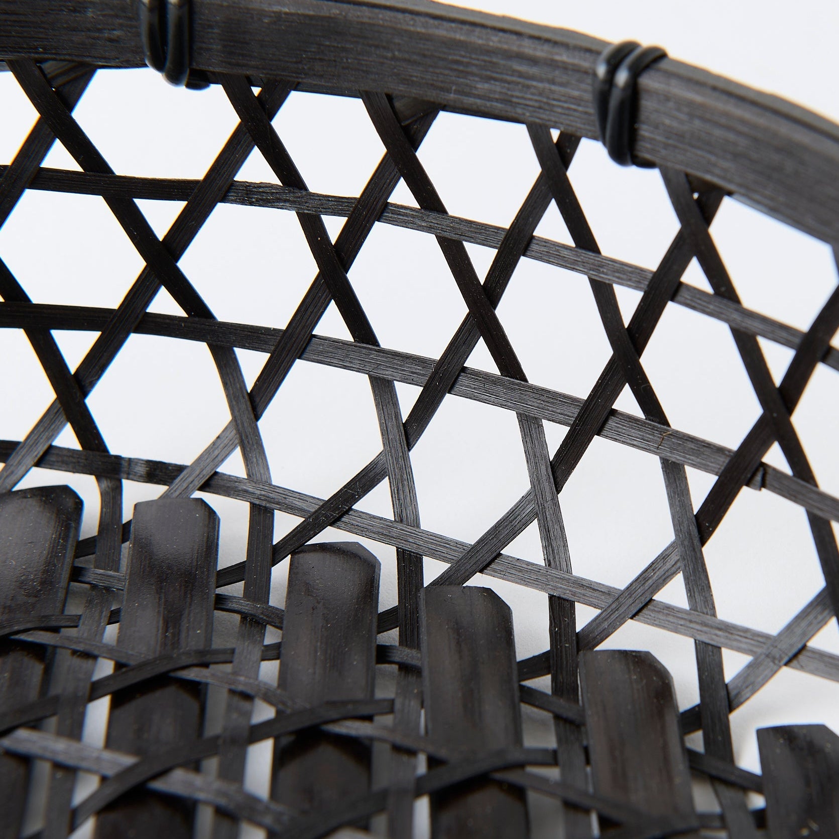 Cesta de bambú negra con tapa y tejido hexagonal