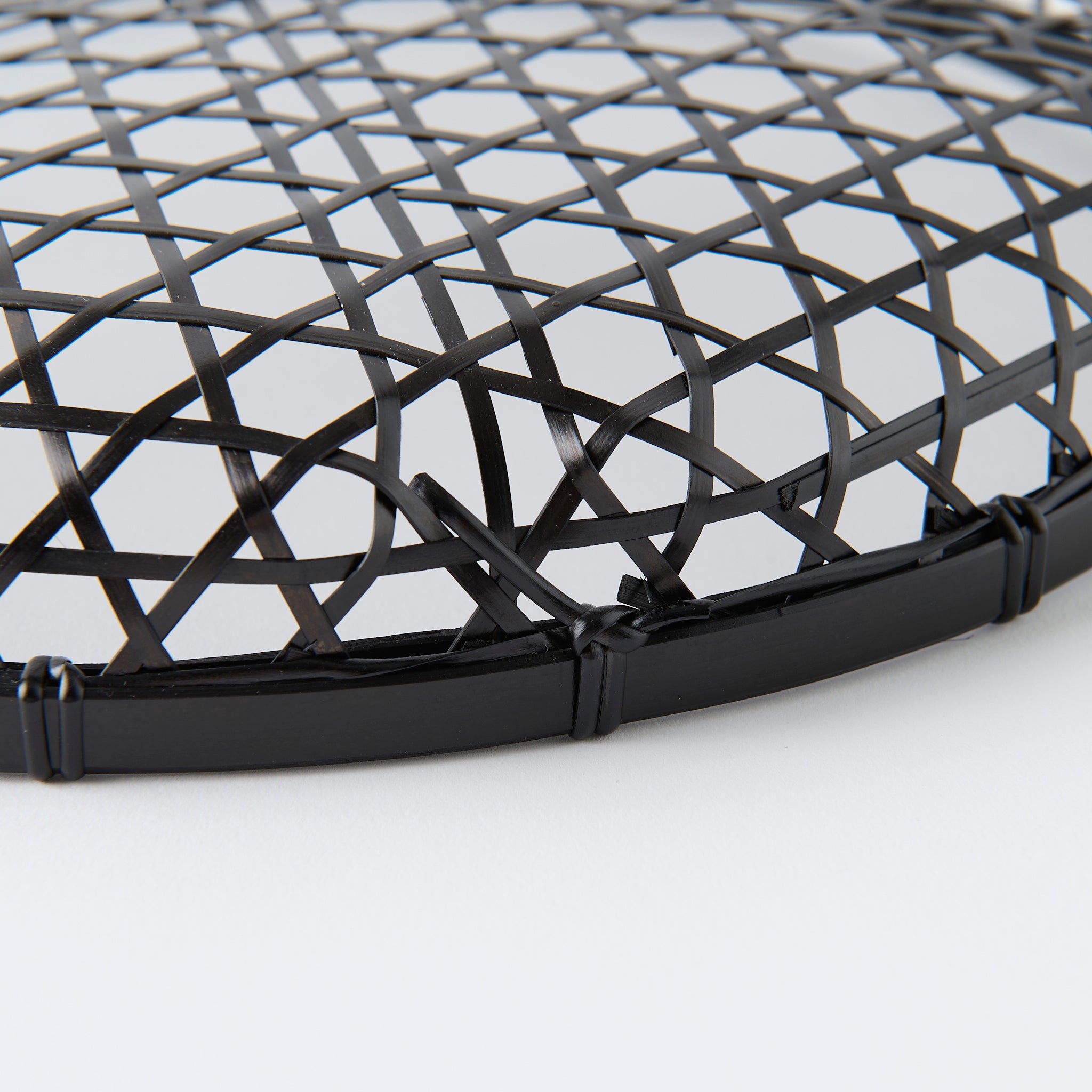 Cesta de bambú negra con tapa y tejido hexagonal