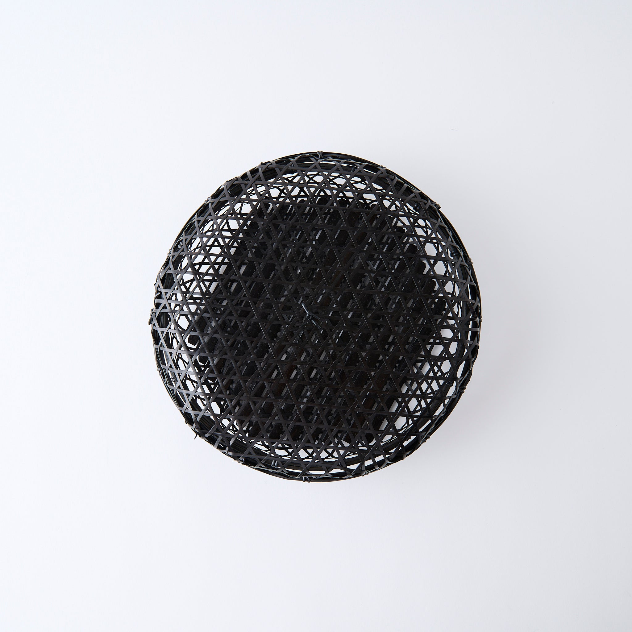 Cesta de bambú negra con tapa y tejido hexagonal
