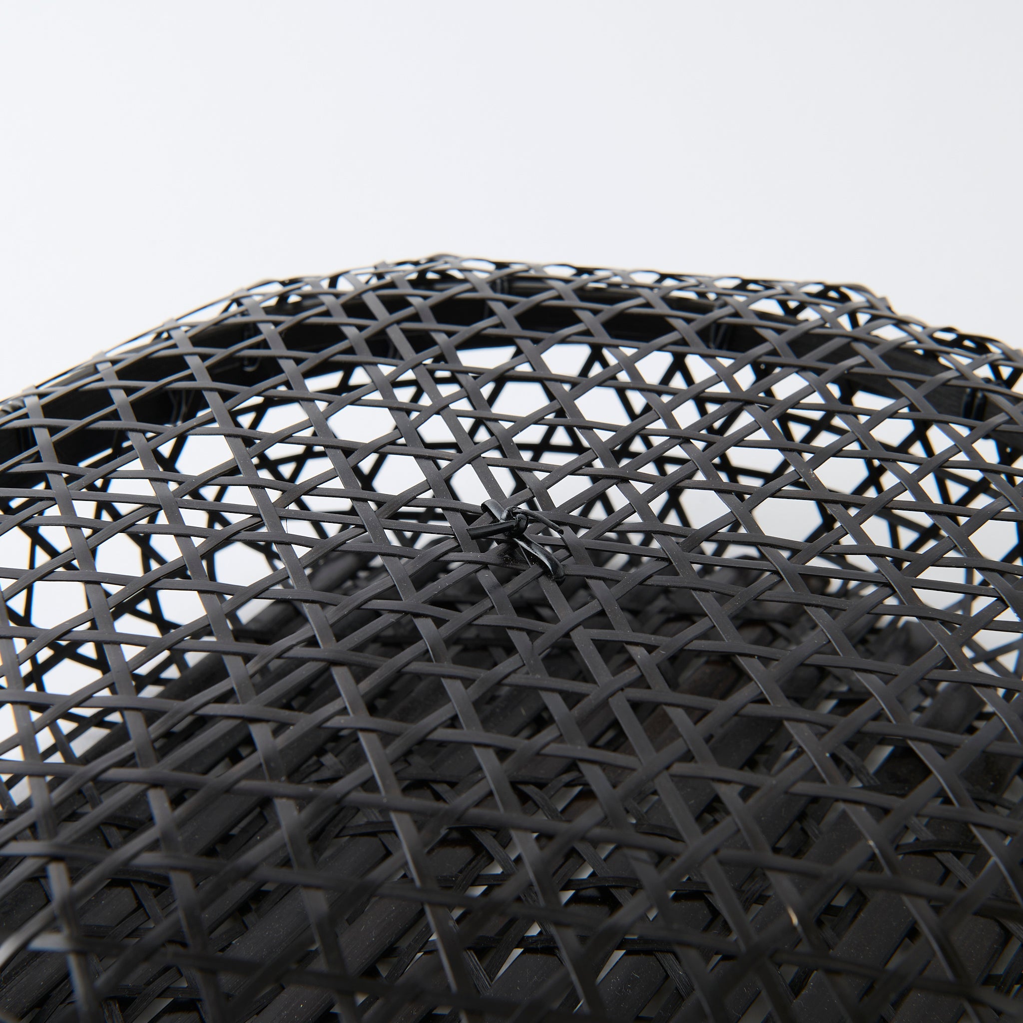 Cesta de bambú negra con tapa y tejido hexagonal
