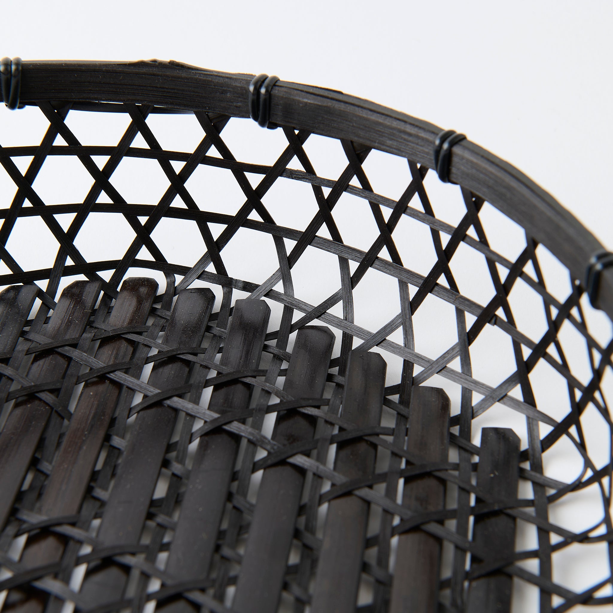 Cesta de bambú negra con tapa y tejido hexagonal