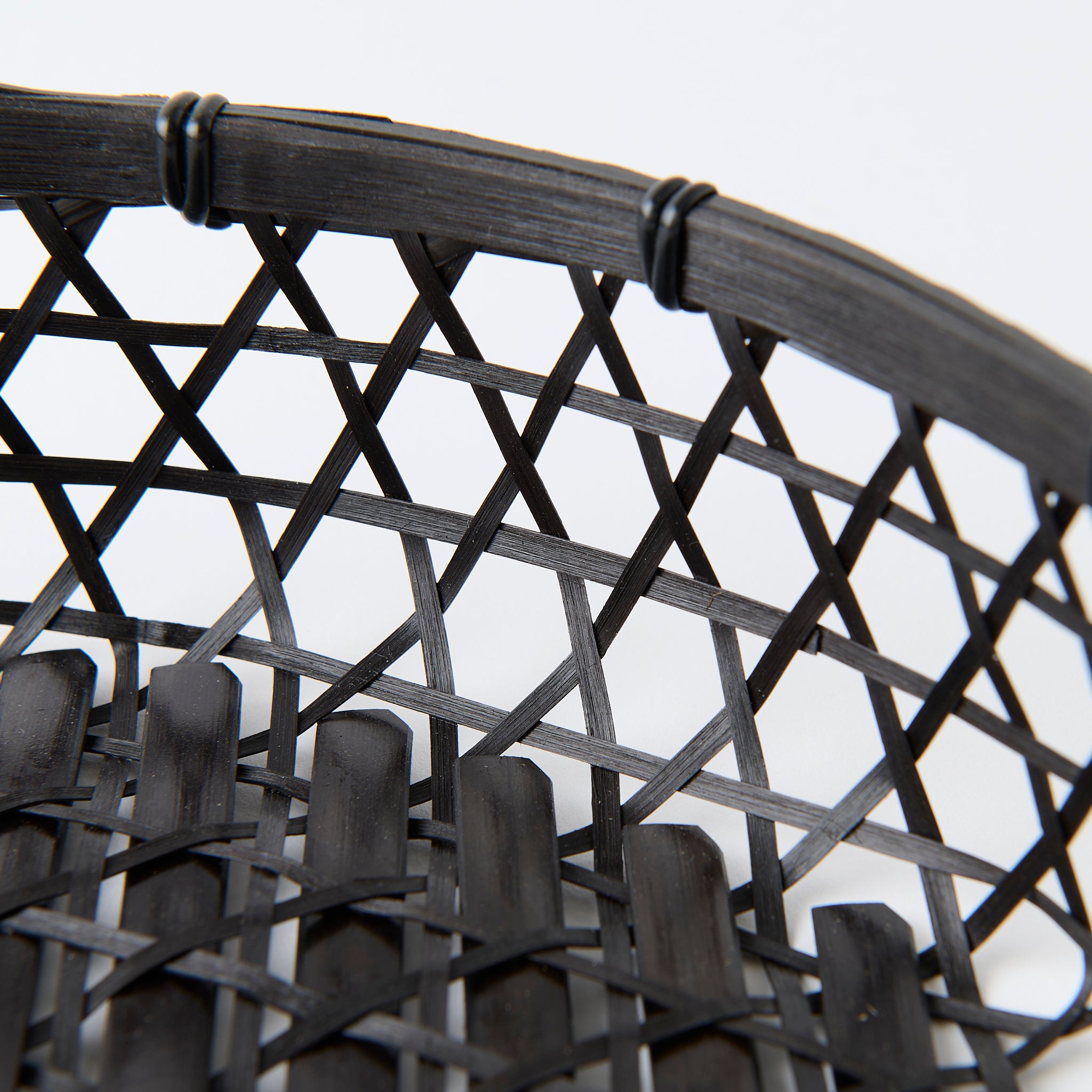 Cesta de bambú negra con tapa y tejido hexagonal