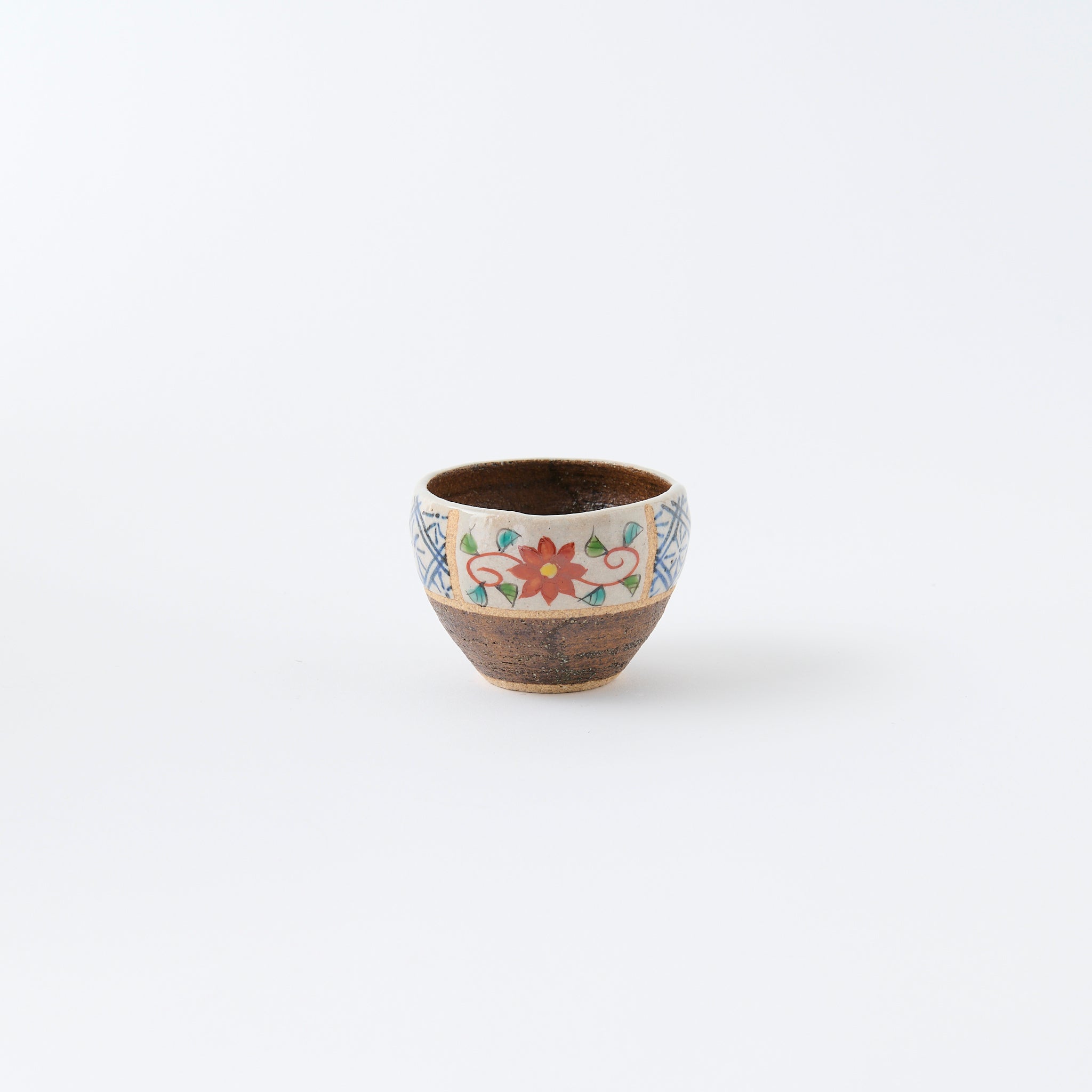 Coupe à saké Guinomi décorée de fleurs