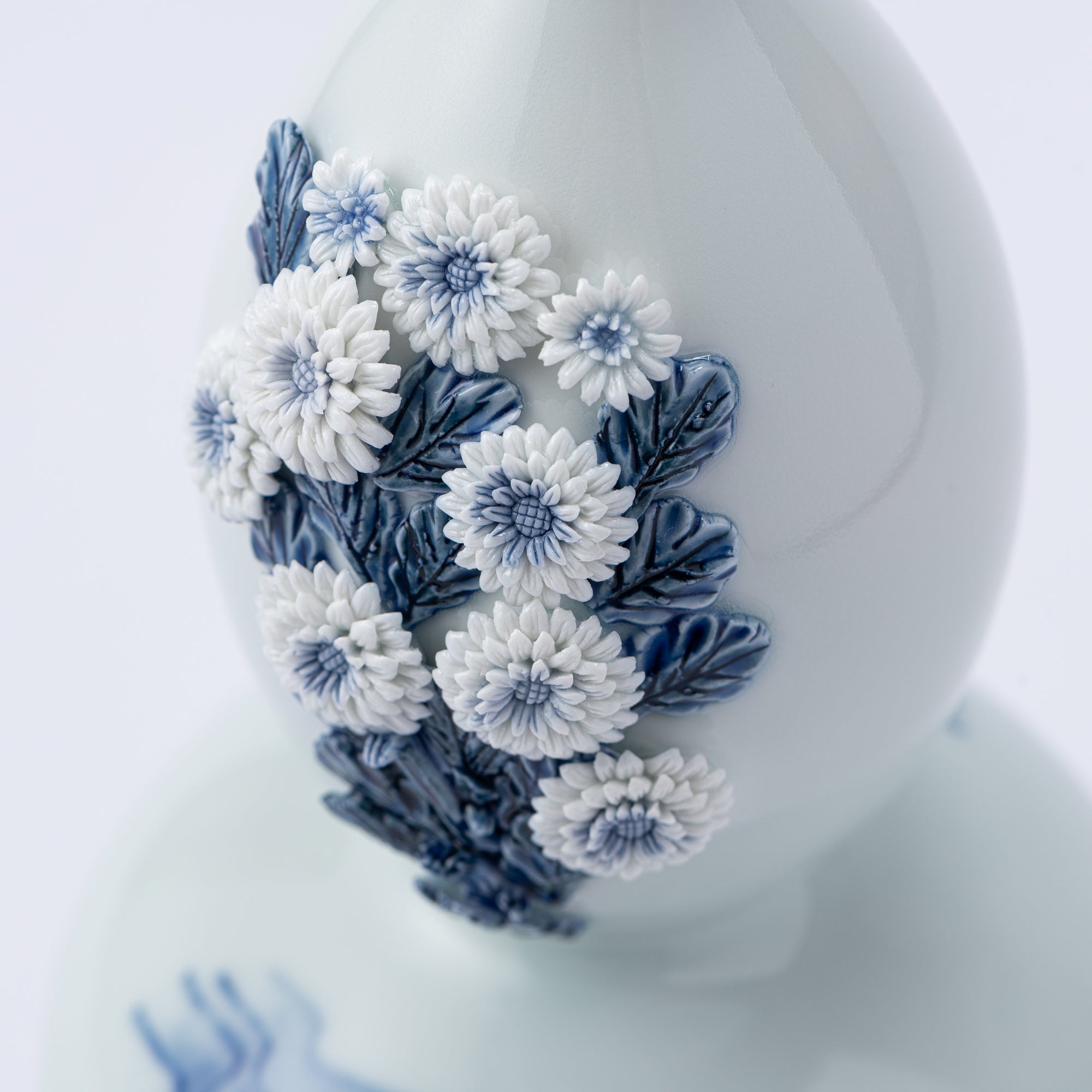 Vase à fleurs Hirado motif chrysanthème et eau courante