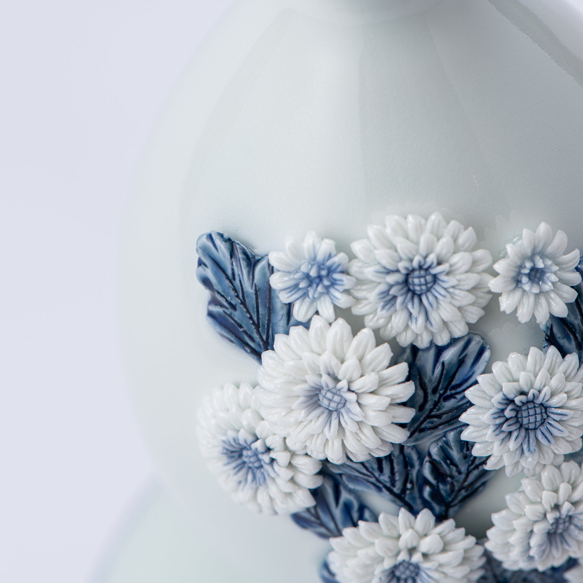 Vase à fleurs Hirado motif chrysanthème et eau courante