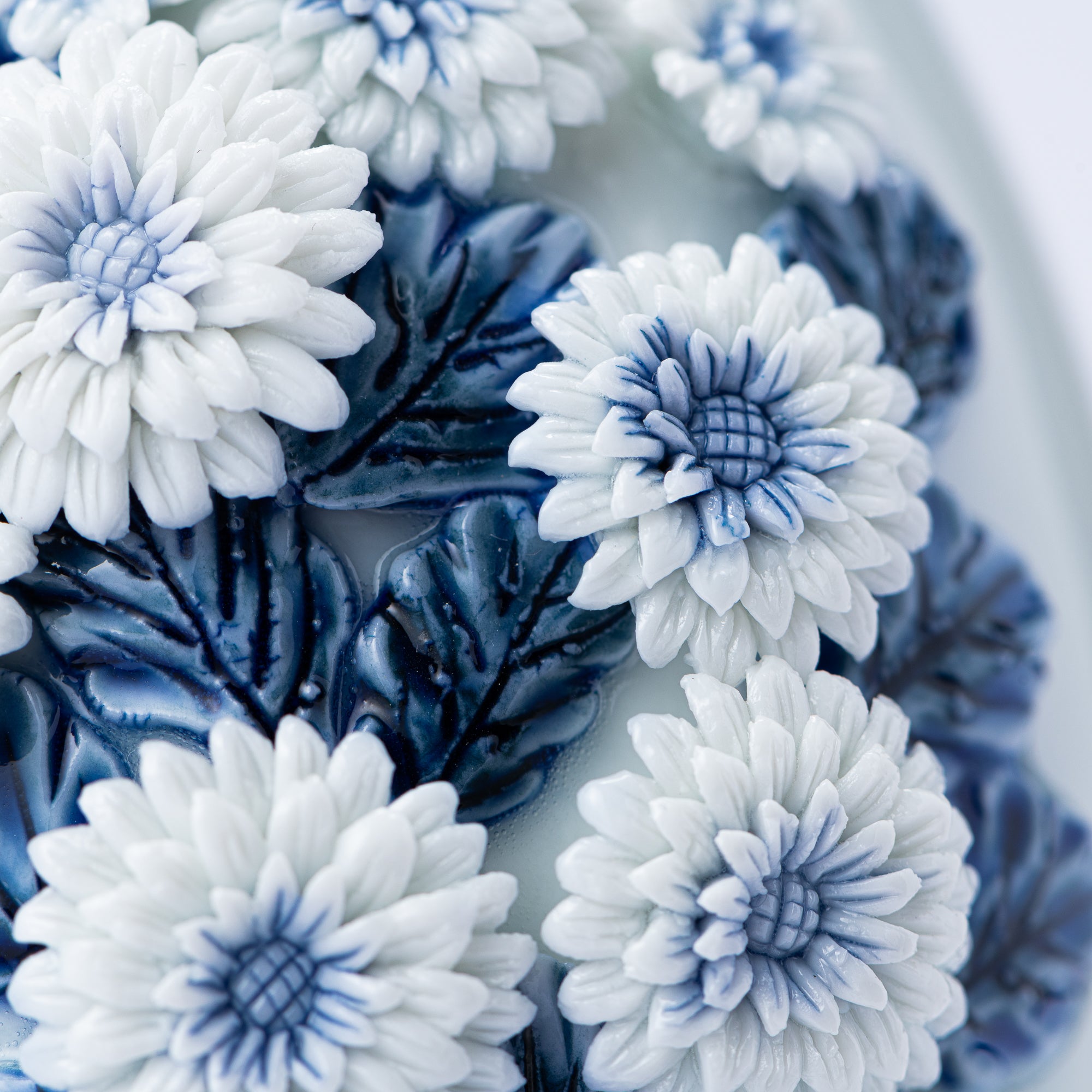Vase à fleurs Hirado motif chrysanthème et eau courante
