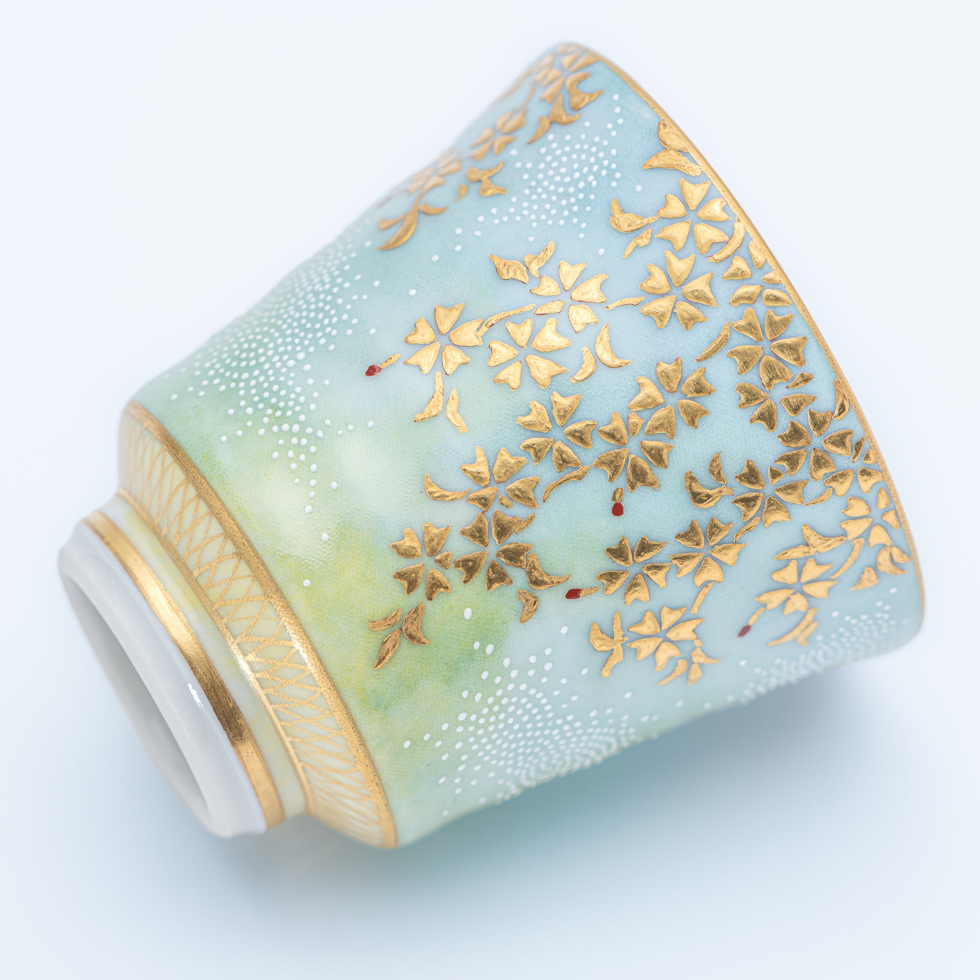 Copa de sake Morikin Shirochibu con sakura llorón en degradado azul