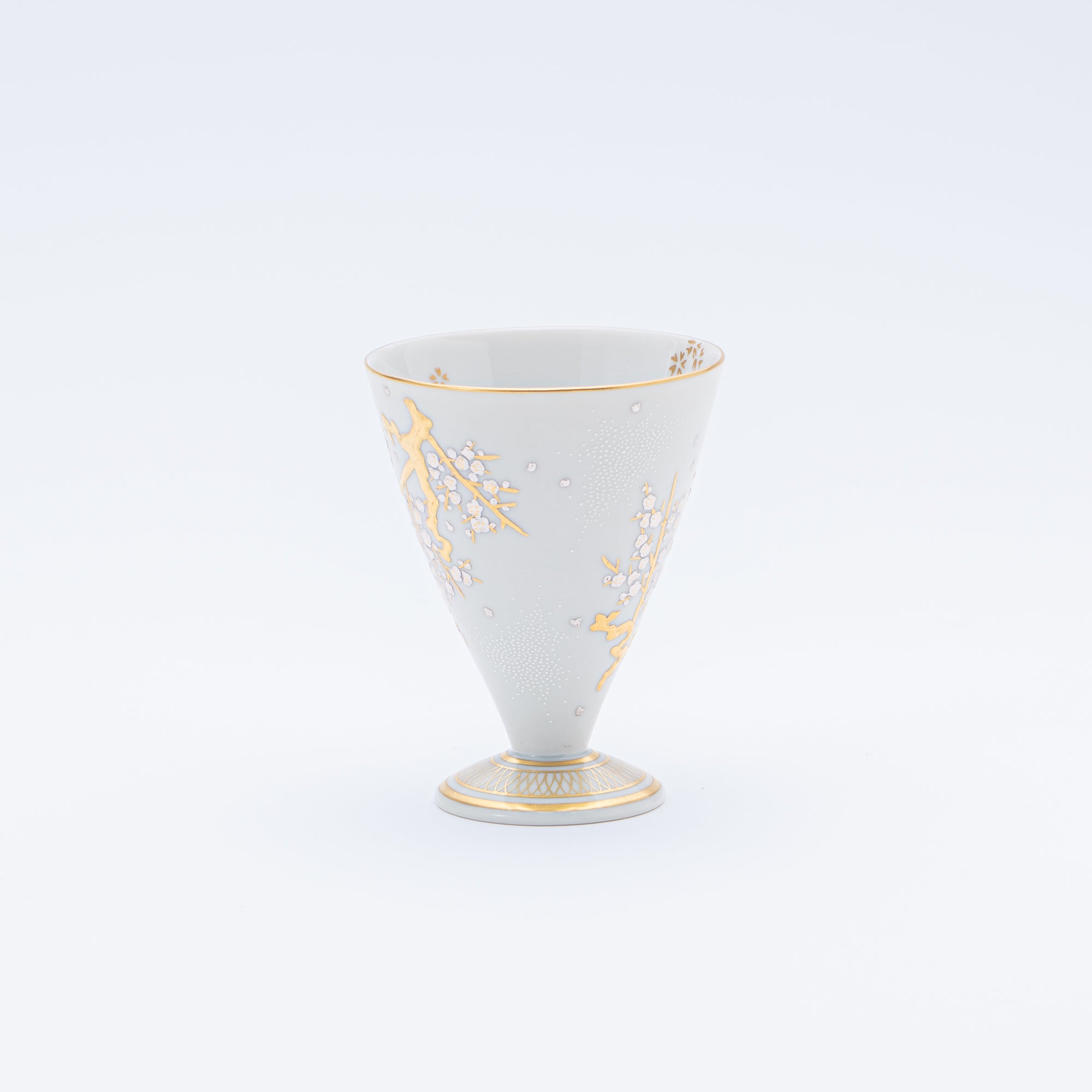 Copa de sake Morikin Shirochibu con flor de ciruelo blanca