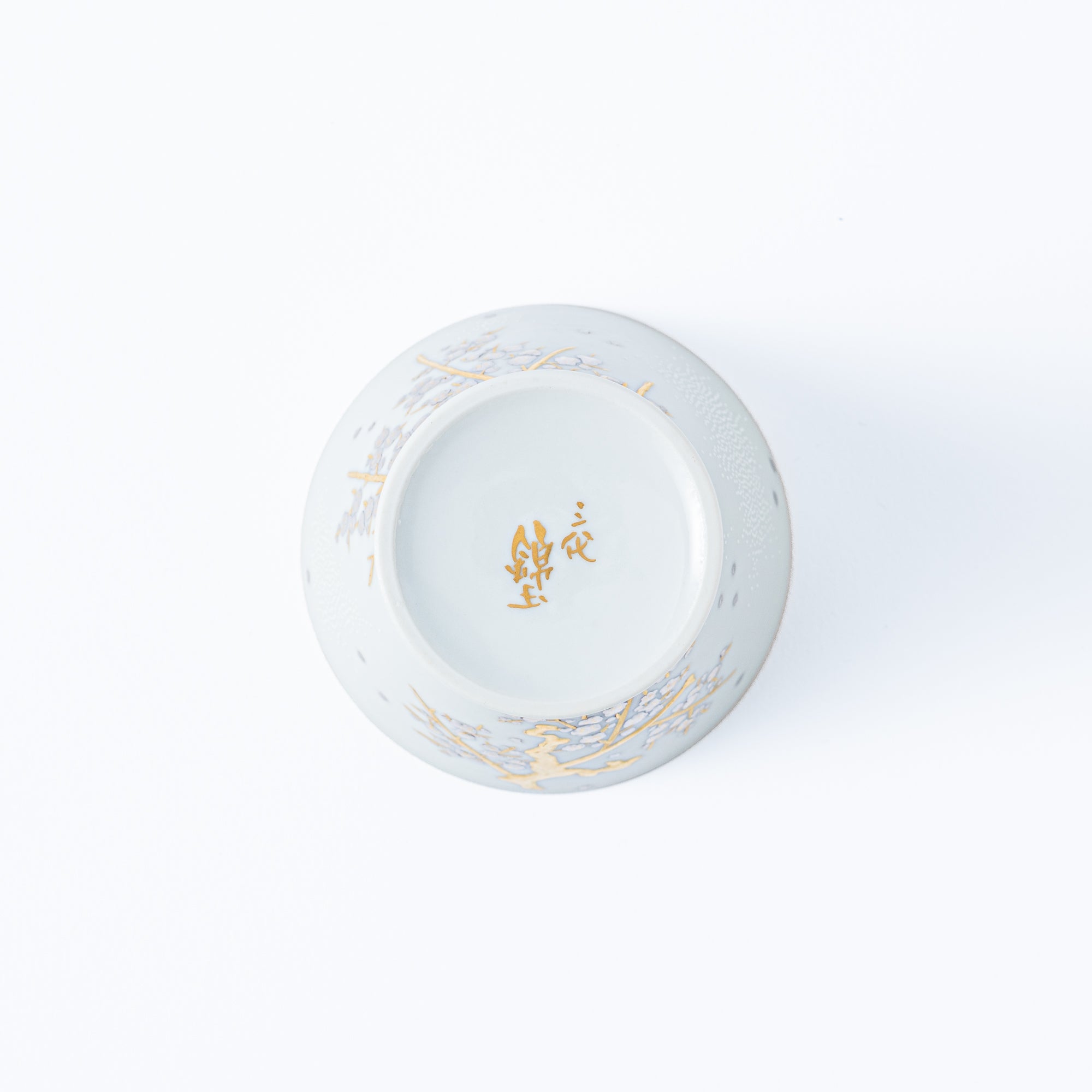 Copa de sake Morikin Shirochibu con flor de ciruelo blanca
