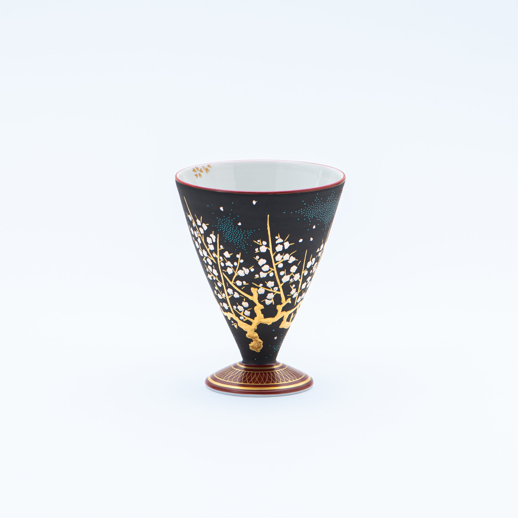 Copa de sake negra Morikin Aochibu con flor de ciruelo