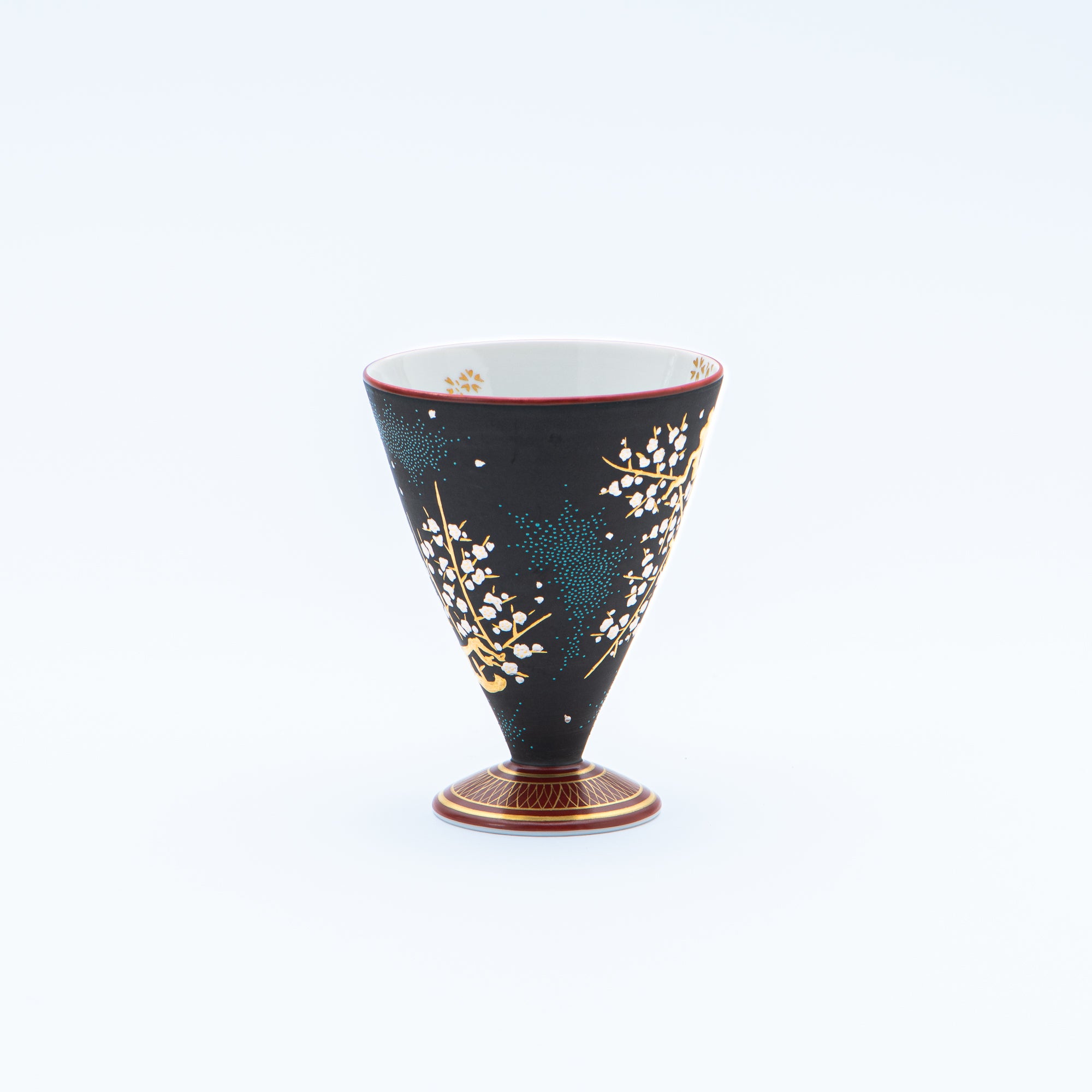 Copa de sake negra Morikin Aochibu con flor de ciruelo
