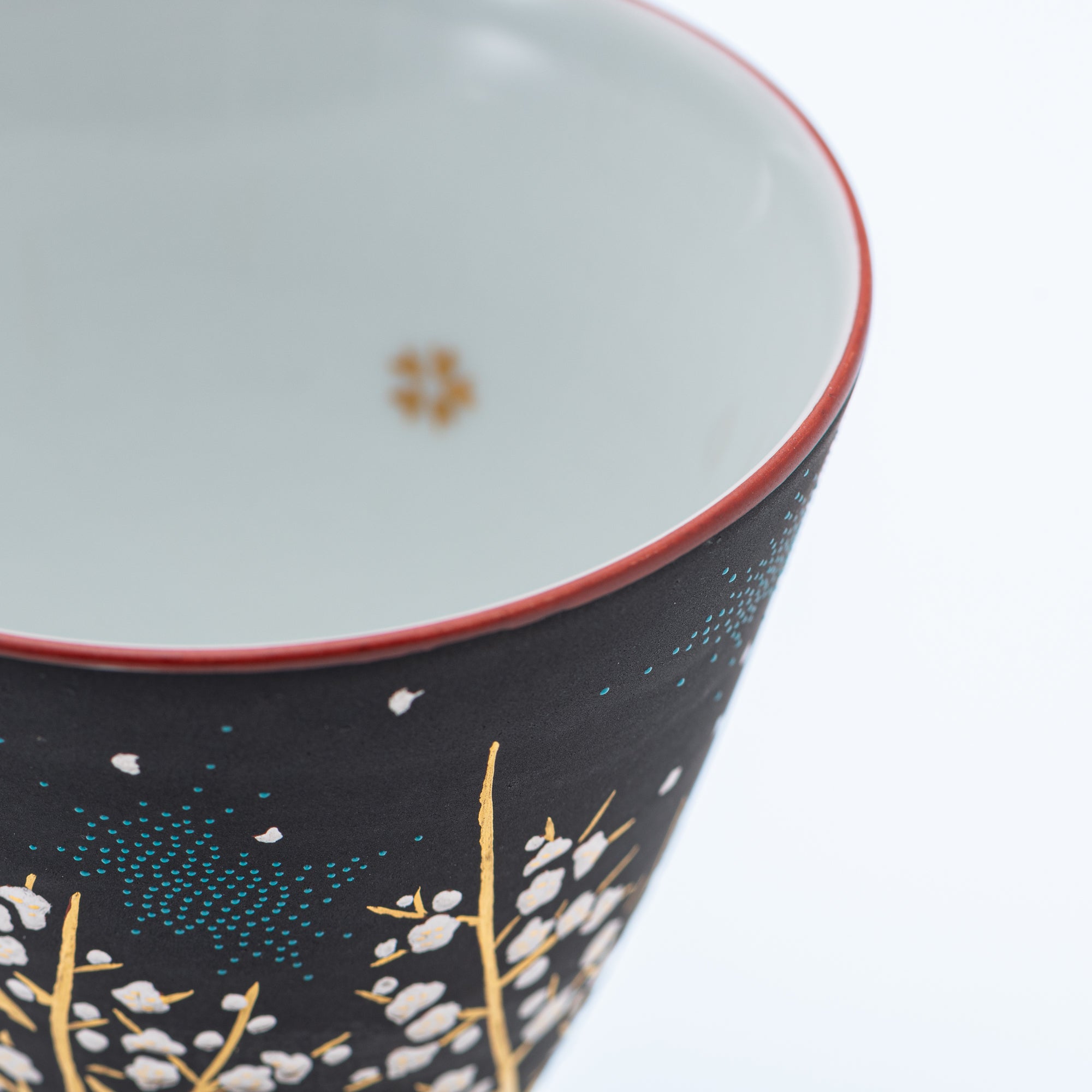 Copa de sake negra Morikin Aochibu con flor de ciruelo