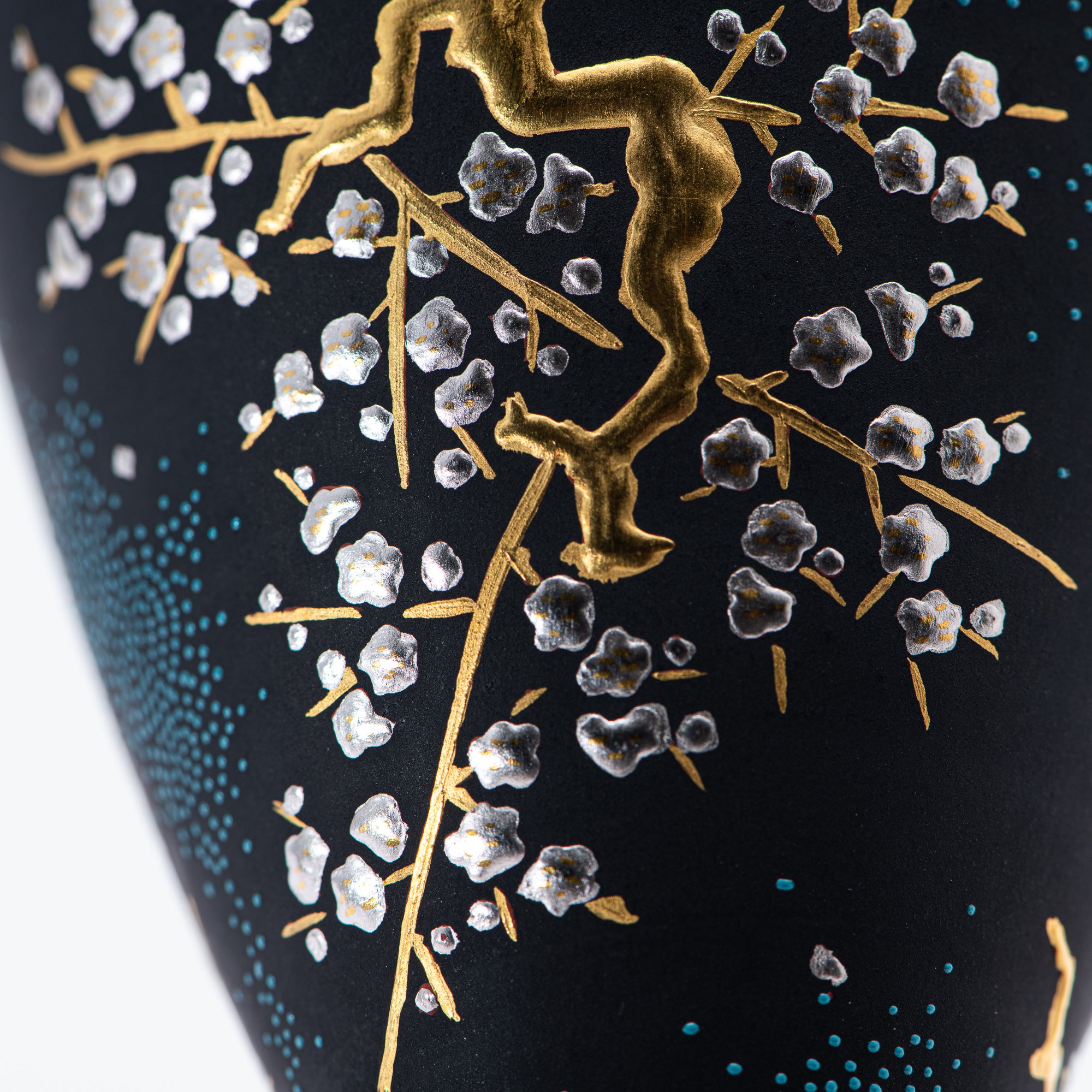 Copa de sake negra Morikin Aochibu con flor de ciruelo