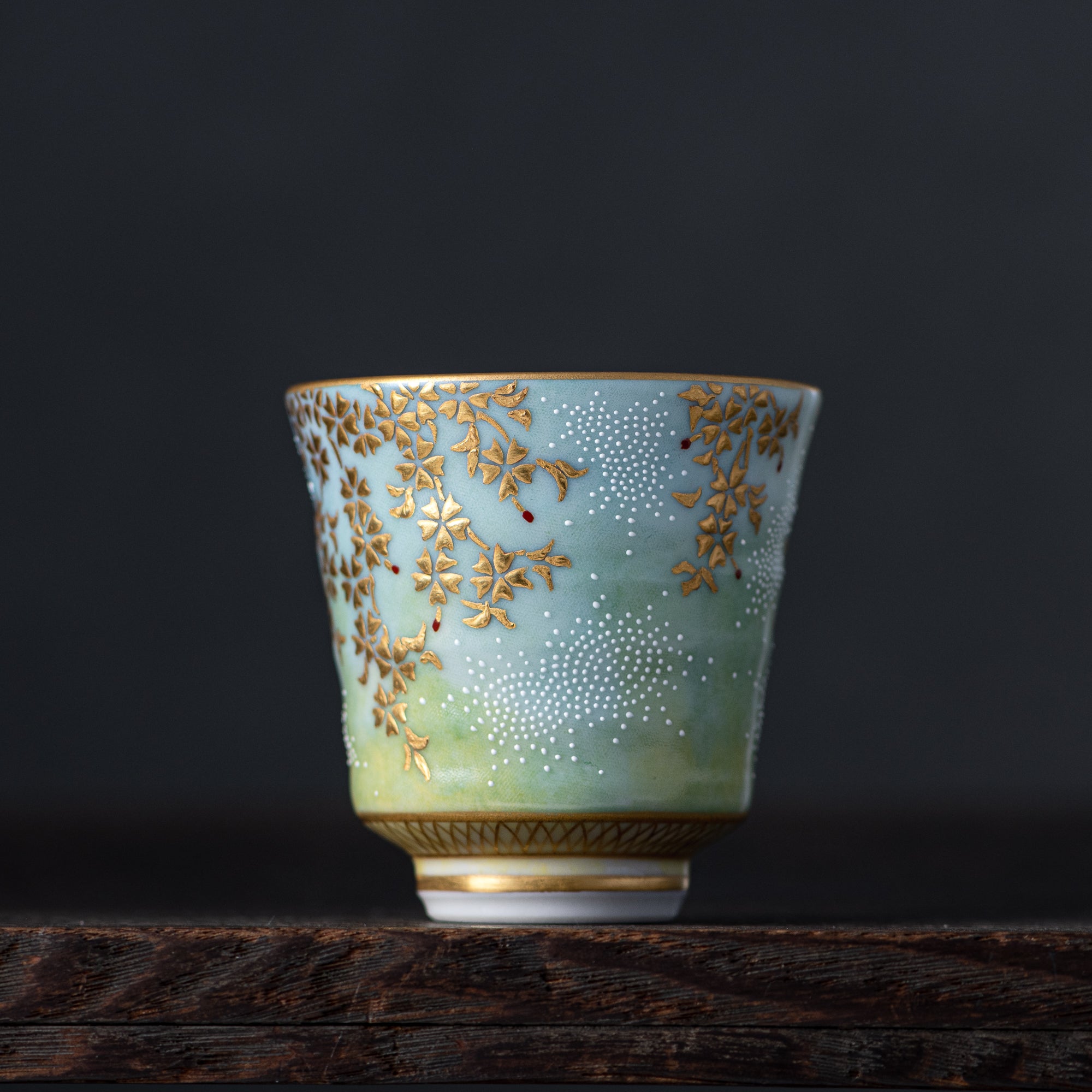 Copa de sake Morikin Shirochibu con sakura llorón en degradado azul